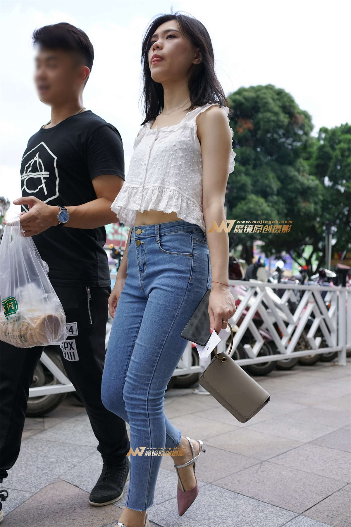 【哈曼赛帖】蓝牛紧身街拍-日更街拍