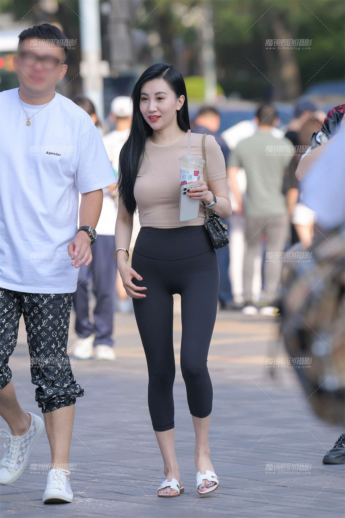 黑色瑜伽裤女士-日更街拍