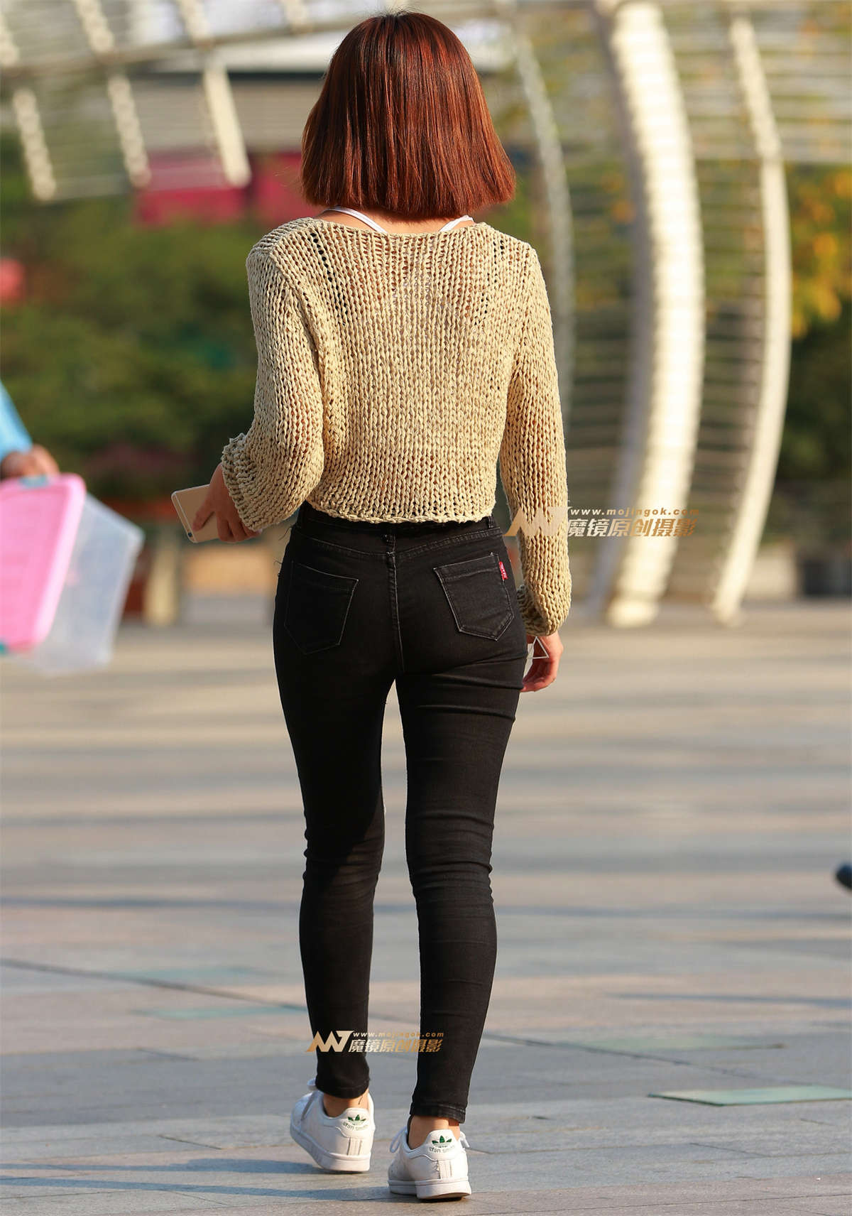 图片[2]-露腰肚脐 紧牛美眉-日更街拍