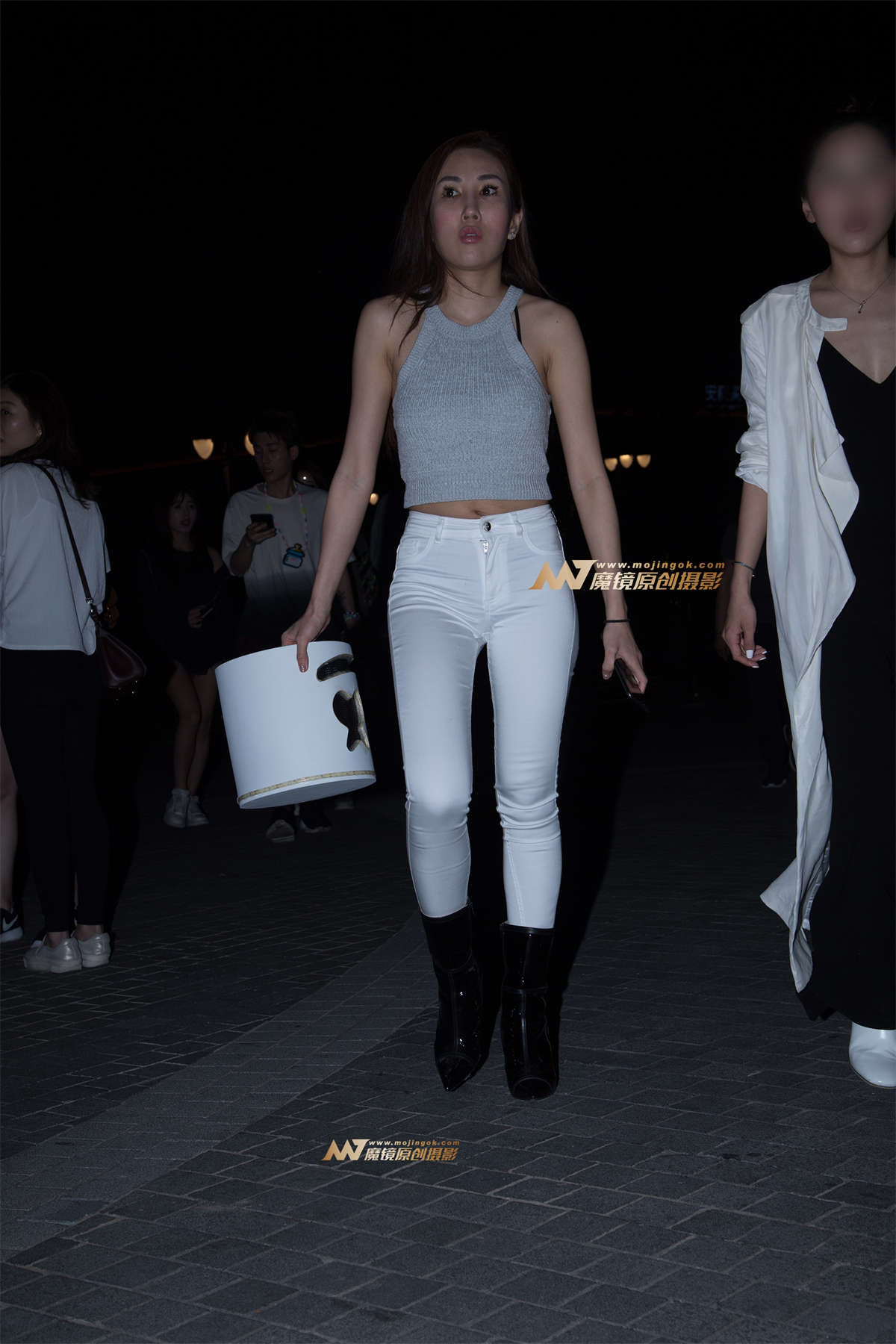 【一只傻麋鹿】性感的白裤女人-日更街拍