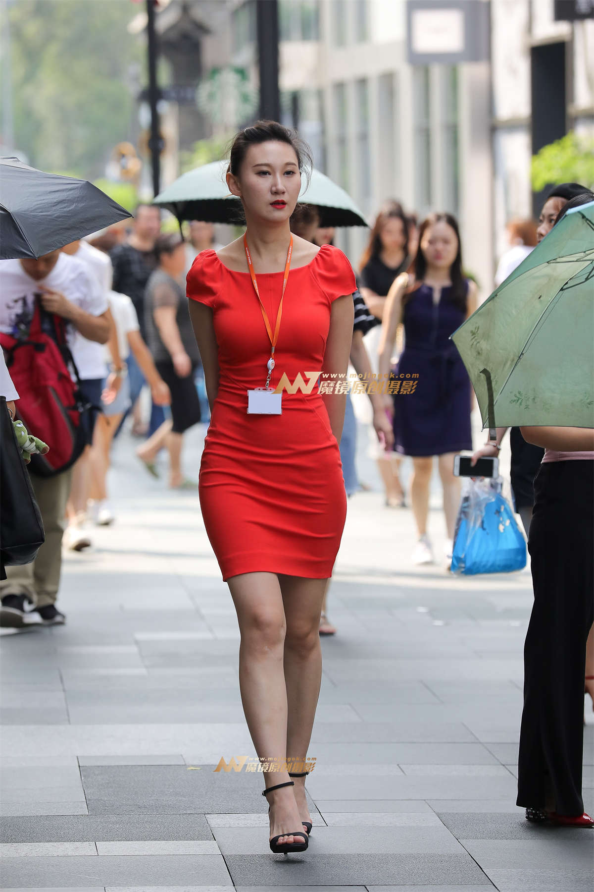 【凯恩赛贴】上班的红裙美妇-日更街拍