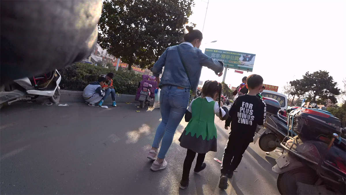 图片[2]-紧身牛仔裤牛仔外套少妇-日更街拍