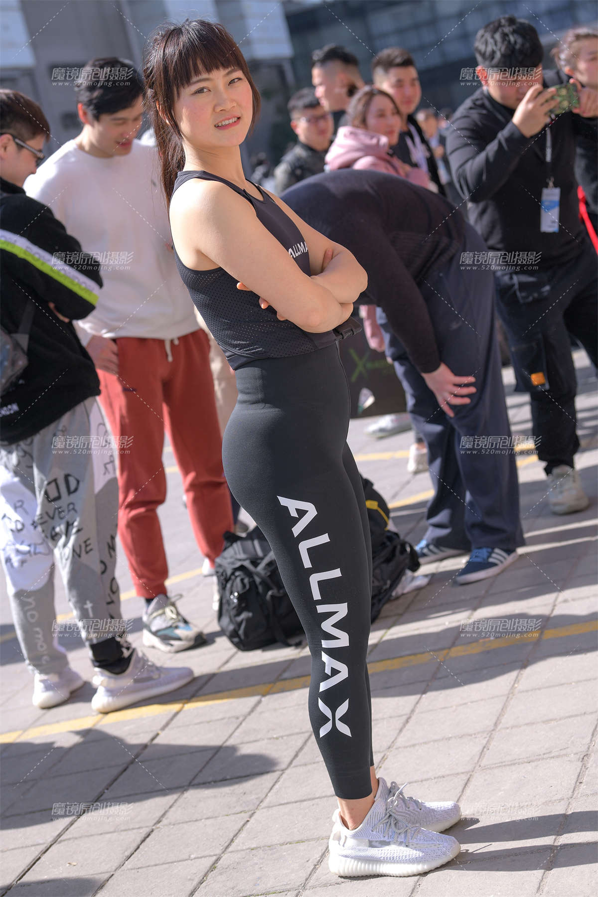 【补档】丰满黑色紧身裤MM-日更街拍