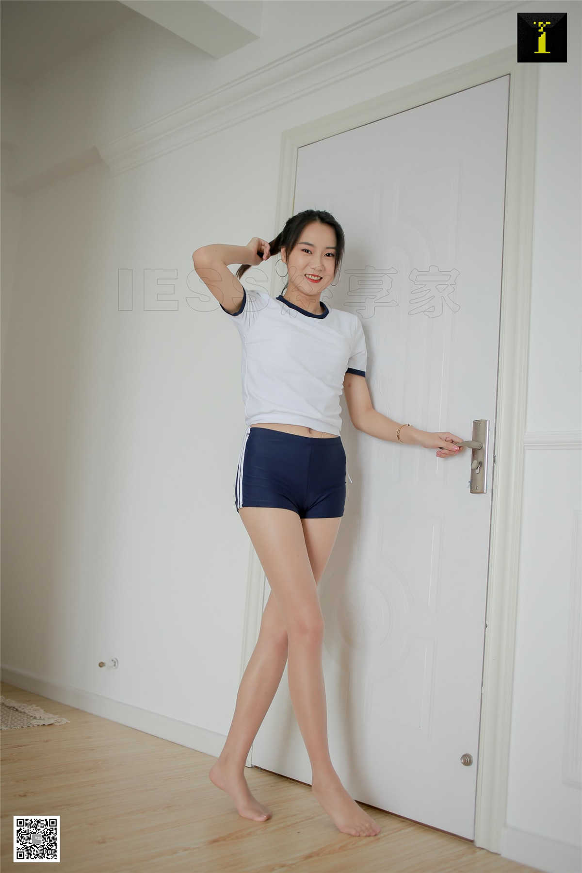 IESS异思趣向 丝享家549期：透出轮廓的紧身裤小衫-日更街拍