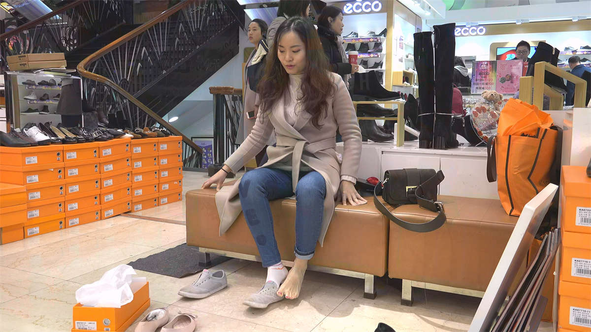 图片[2]-小师妹穿袜穿鞋一秒没错过-日更街拍