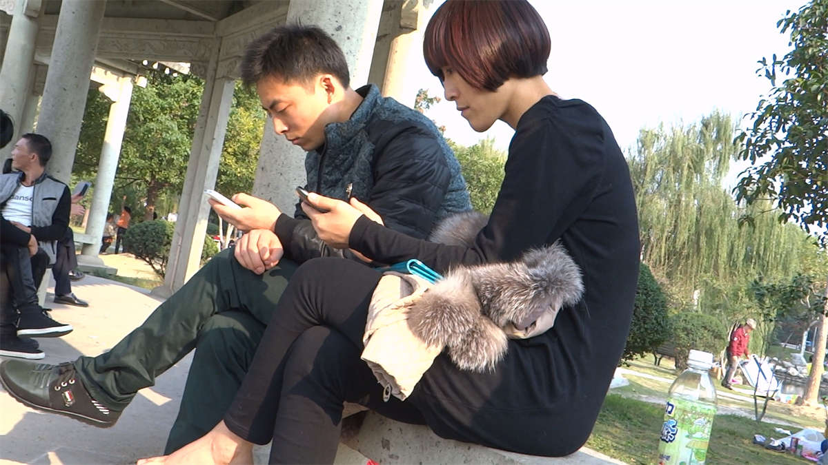 图片[2]-裸足高跟豹纹美足-日更街拍