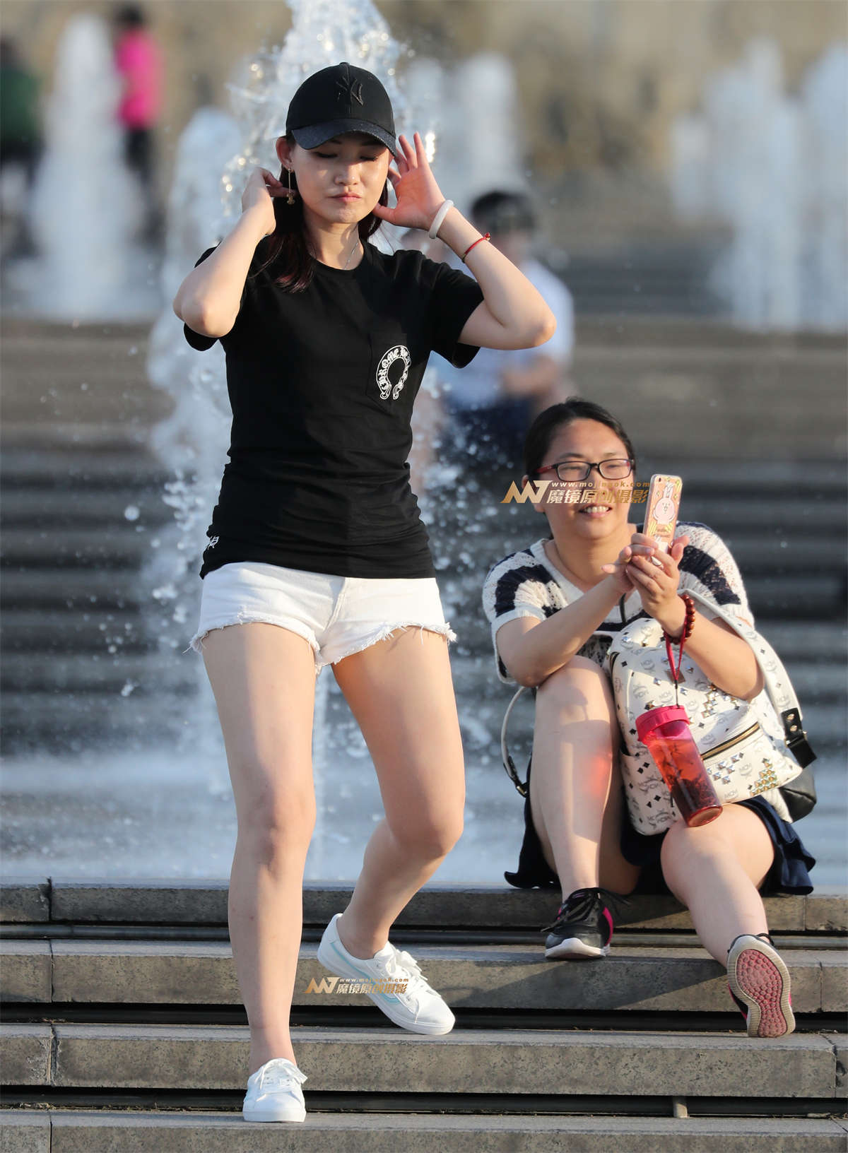 【兰青赛帖】第十贴：白嫩白短裤美少妇魅力无限-日更街拍