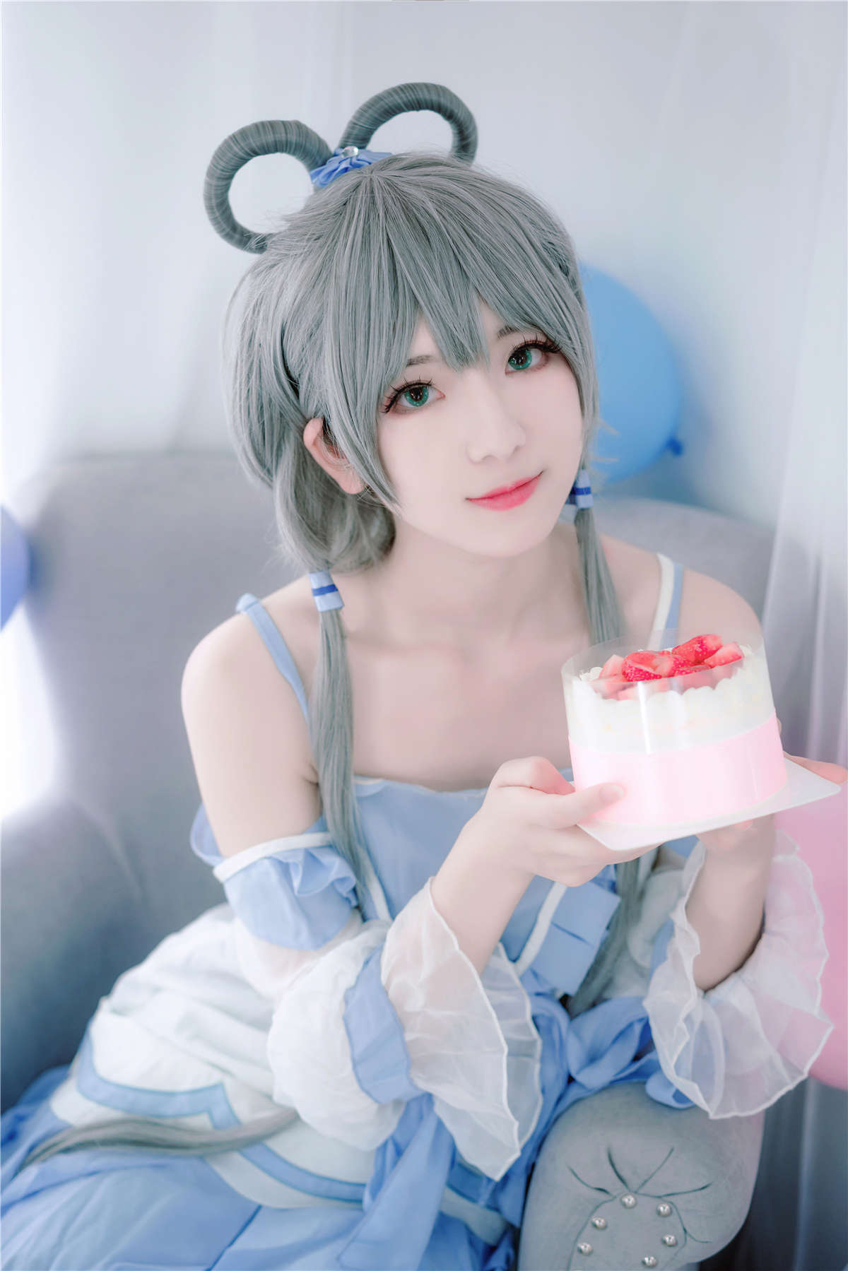 知名动漫博主-弥音音No.15 洛天依 生日快乐-日更街拍
