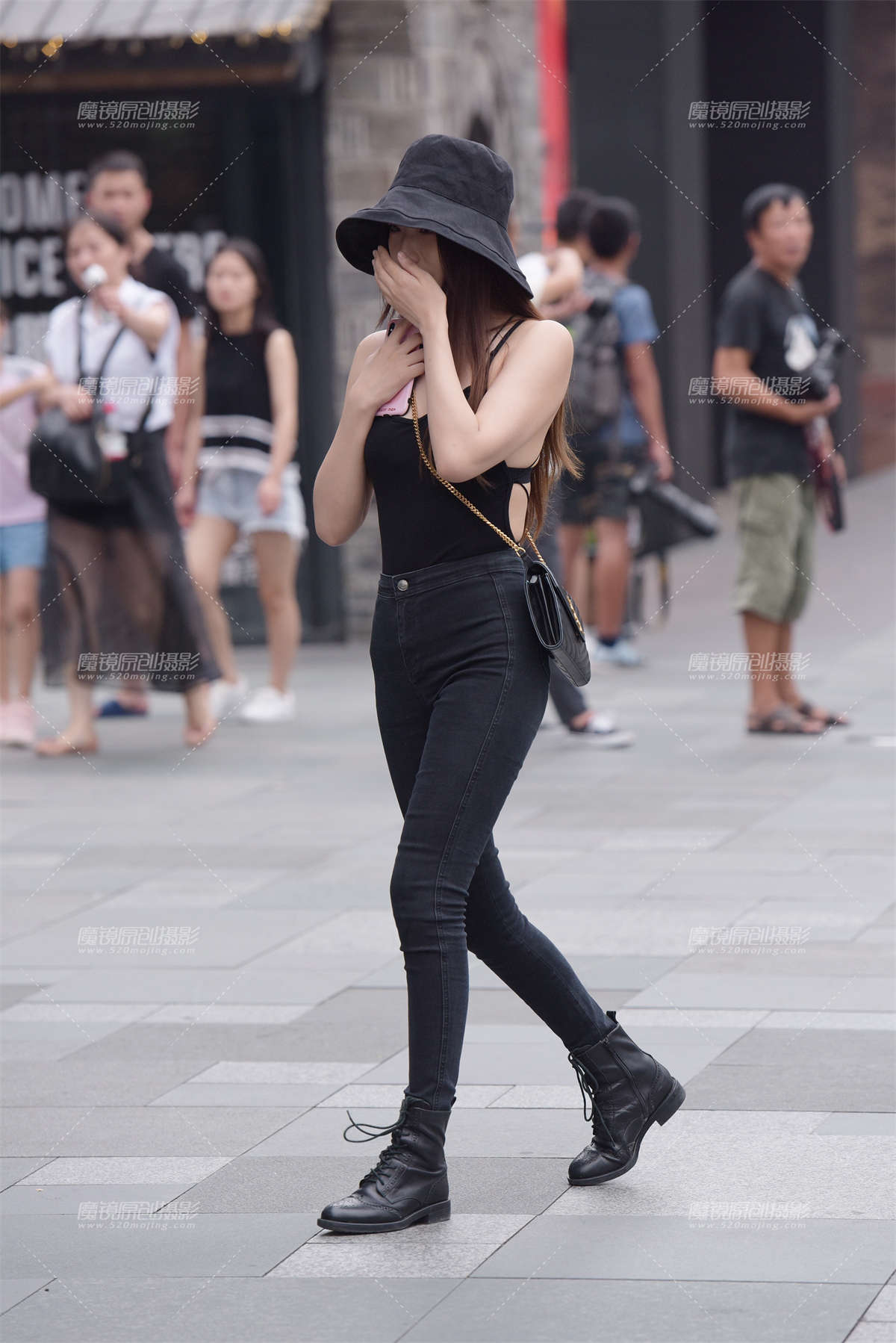 露背的牛子美女-日更街拍