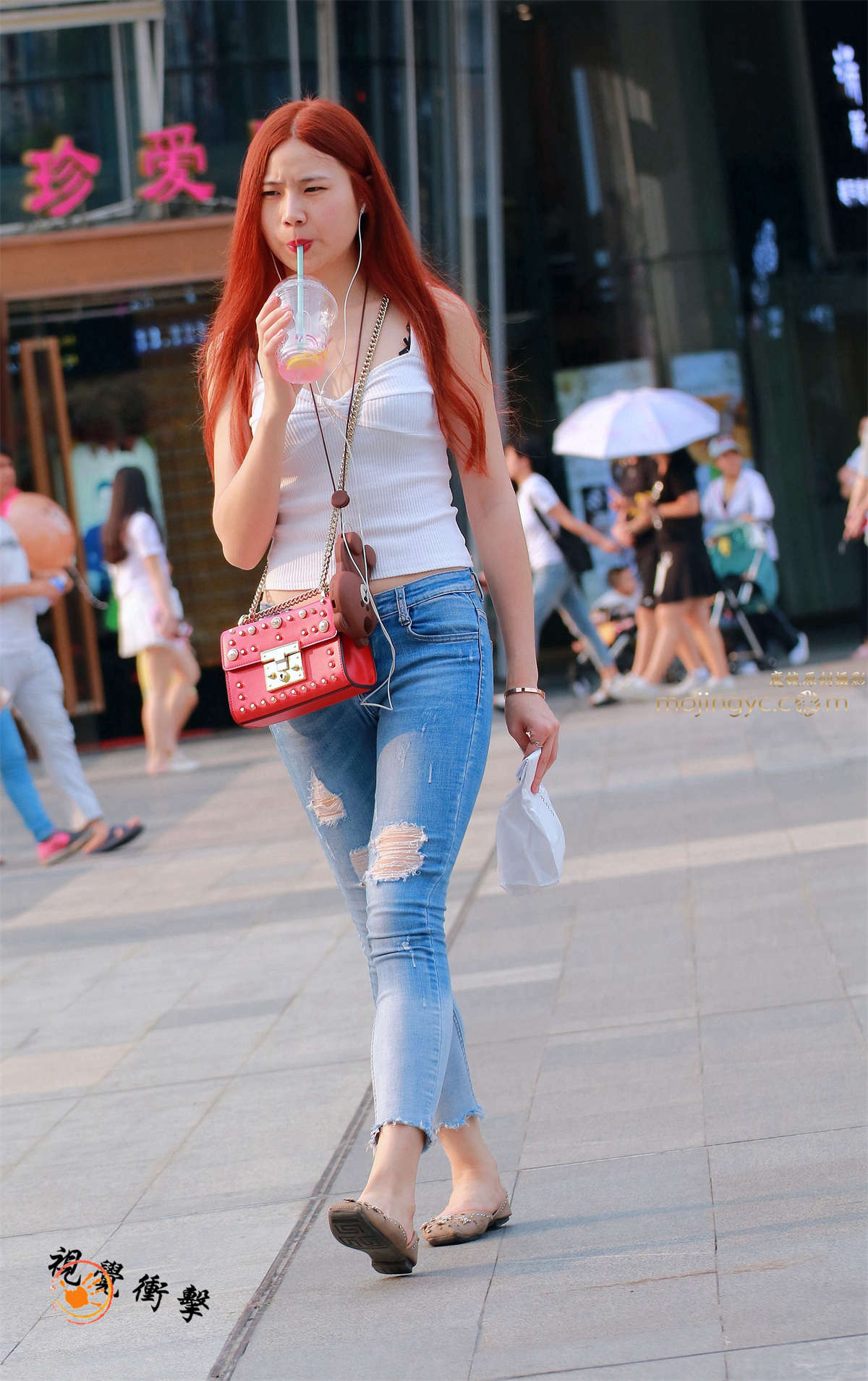 白色小背心 紧身牛仔裤-日更街拍