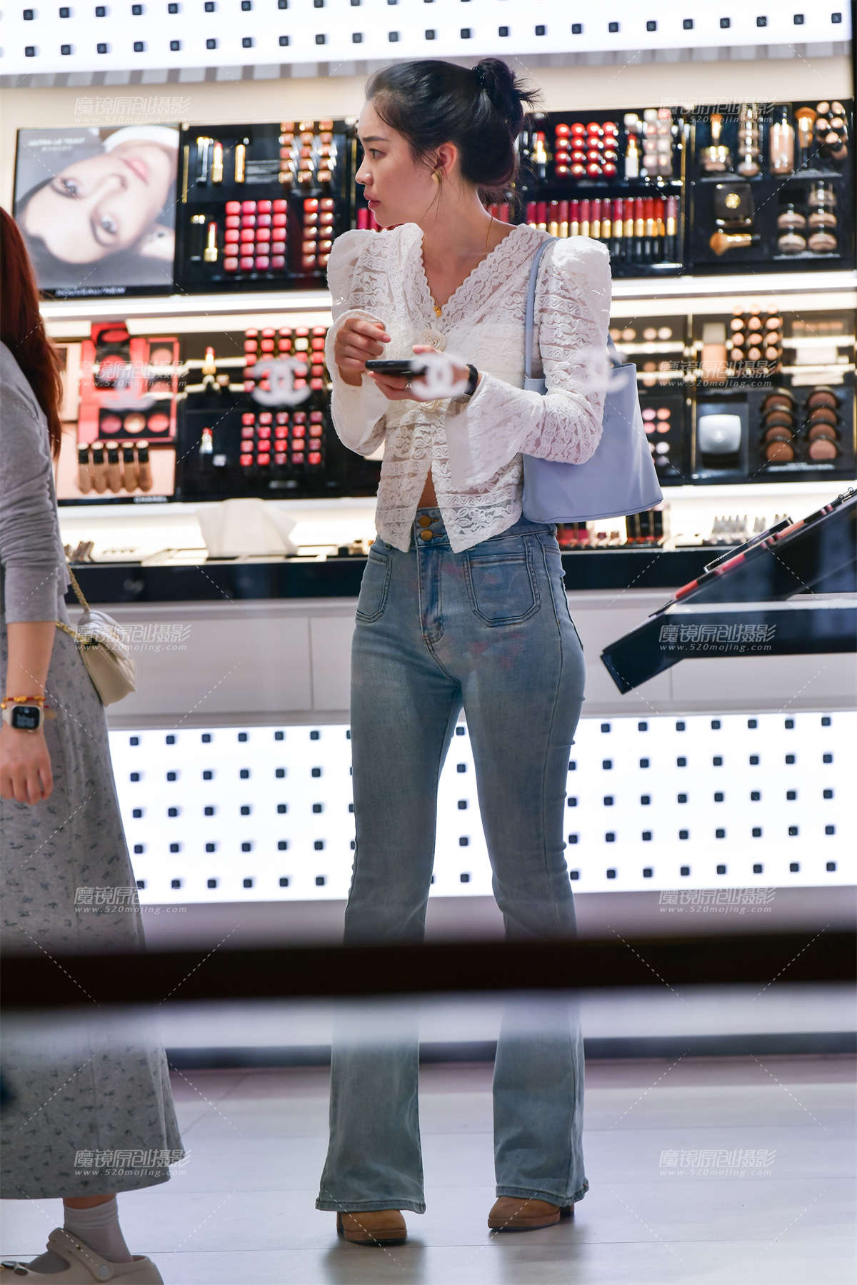 图片[2]-★补妆牛仔裤美女-日更街拍
