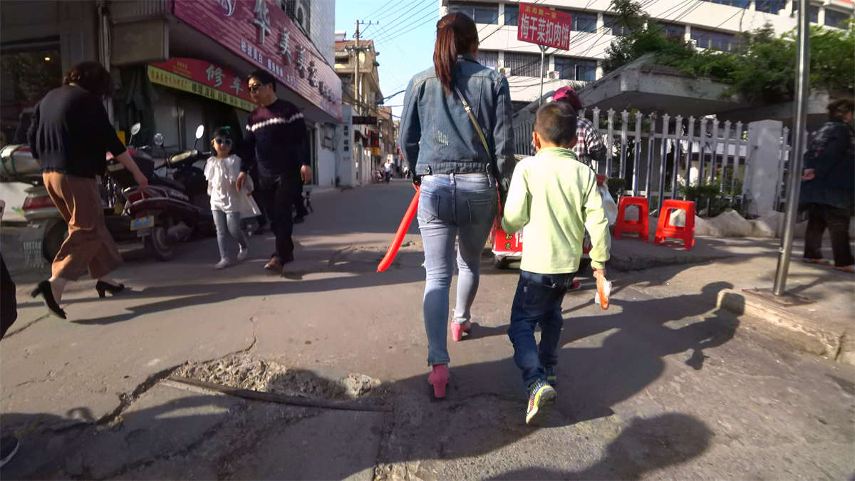 牛仔裤牛仔外套粉色鞋美女熟妇-日更街拍