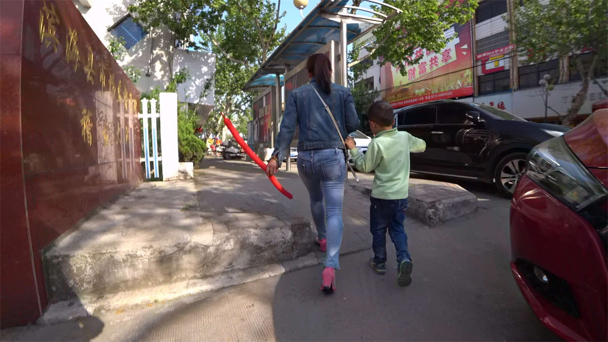 图片[2]-牛仔裤牛仔外套粉色鞋美女熟妇-日更街拍