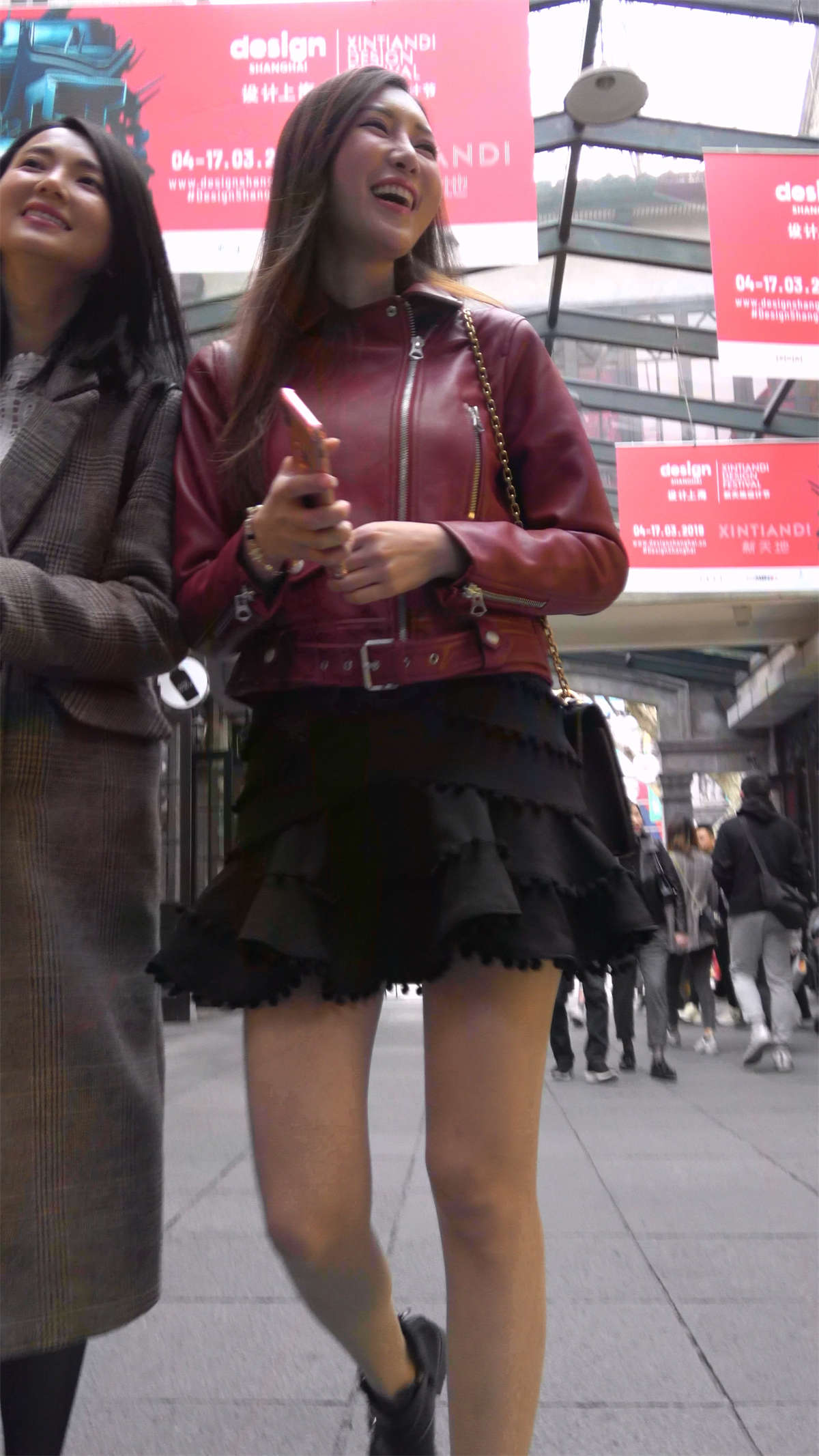 红色外套丝袜美腿短裙美女-日更街拍
