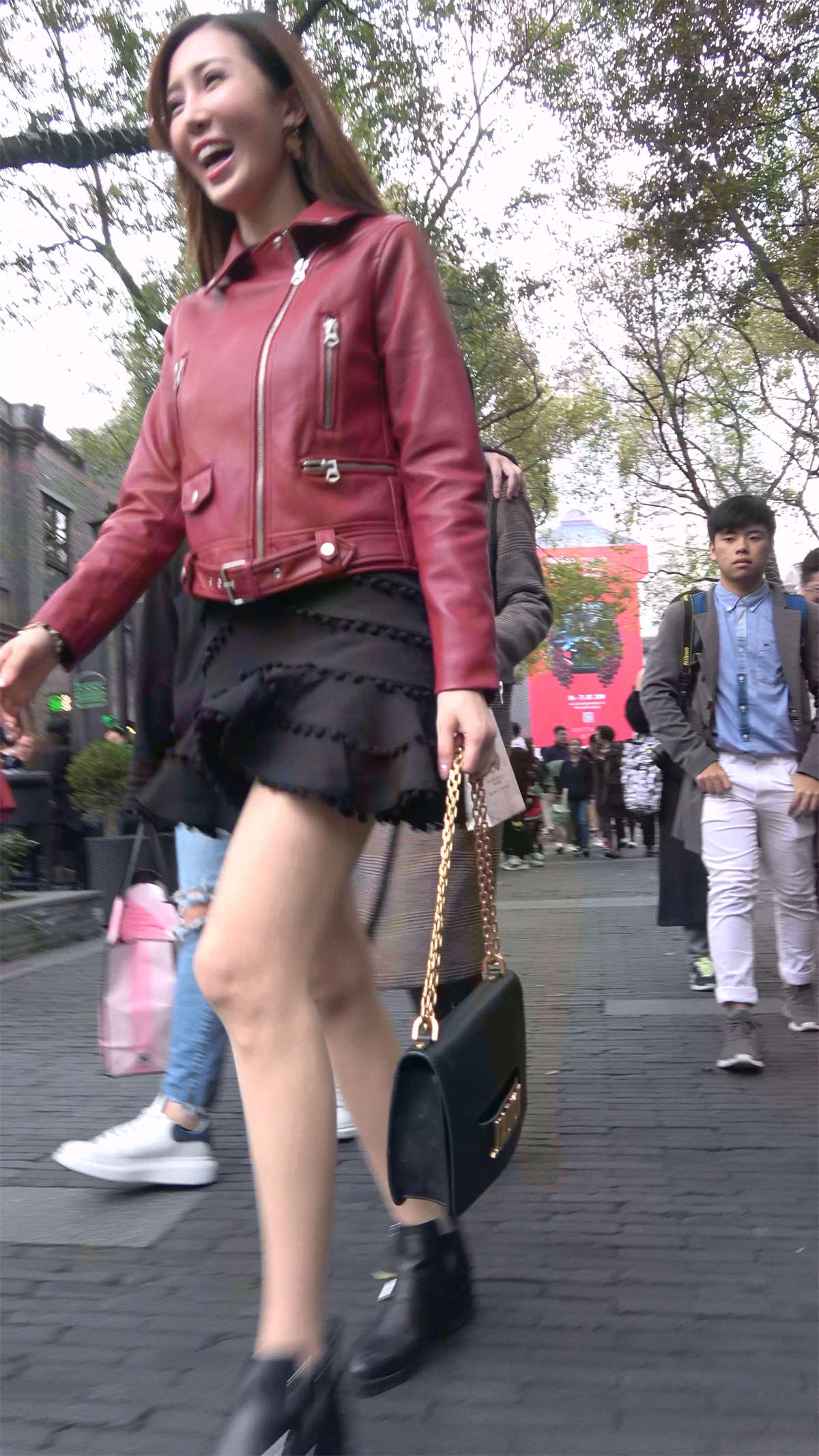 图片[2]-红色外套丝袜美腿短裙美女-日更街拍