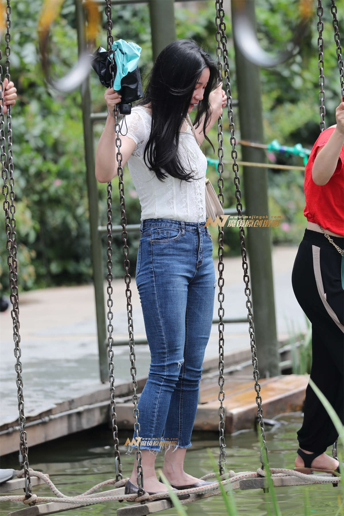 【兰青赛帖】古色小巷柳絮下的紧牛少妇-日更街拍