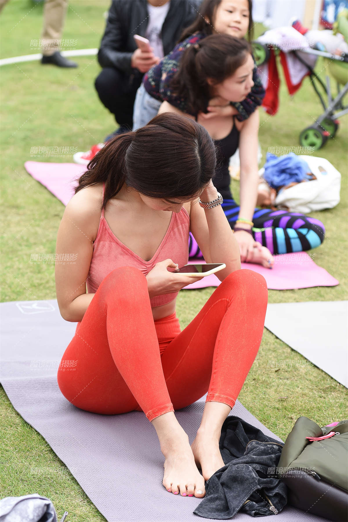 【咔喳赛帖】草地上的一抹红-日更街拍