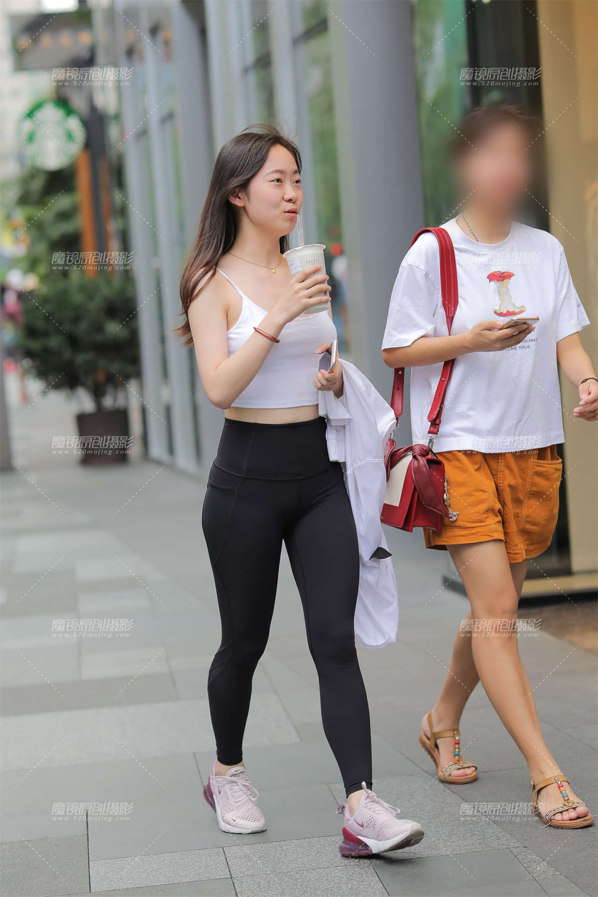 【凯恩赛贴】有些害羞的运动装小妹-日更街拍