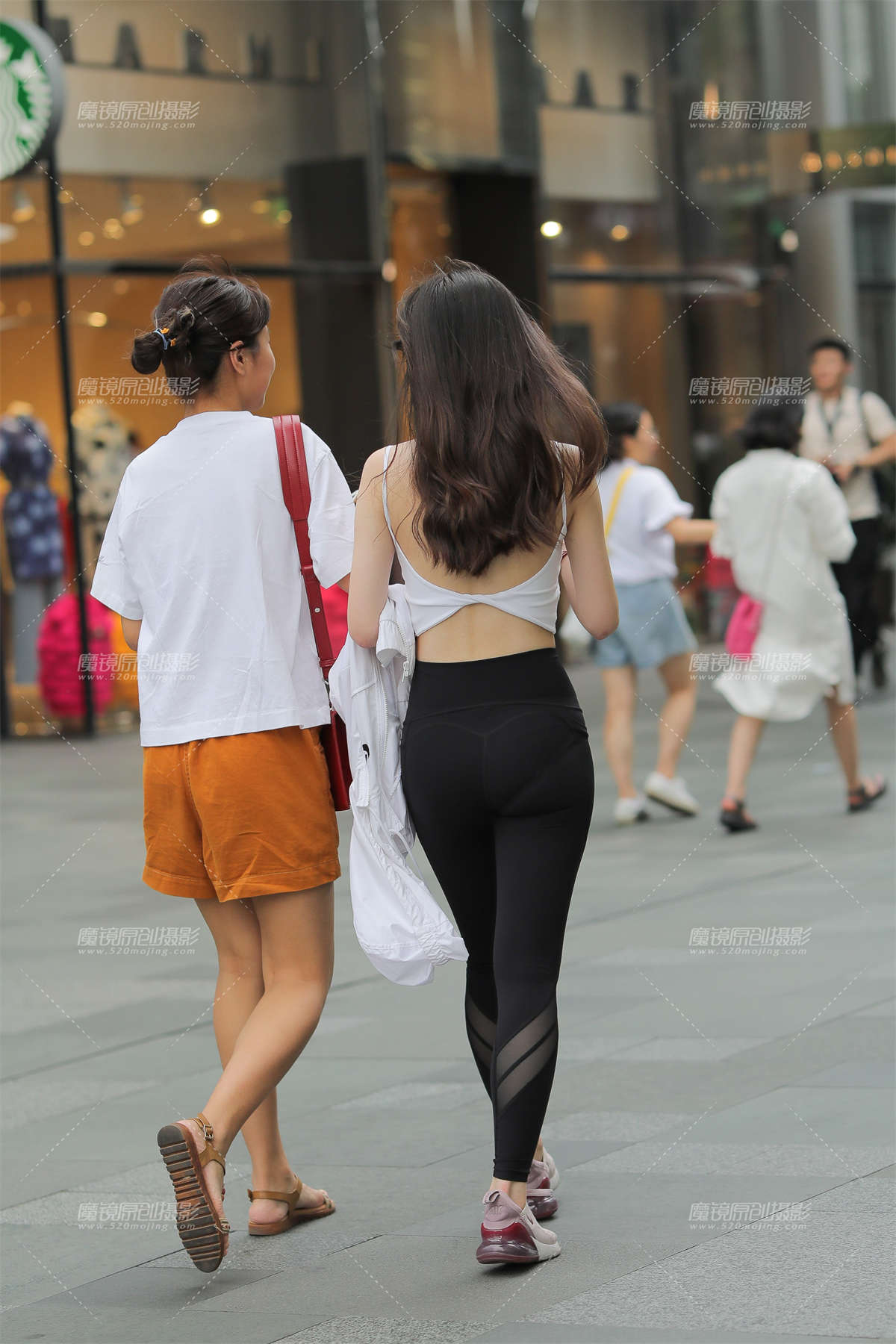 图片[2]-【凯恩赛贴】有些害羞的运动装小妹-日更街拍