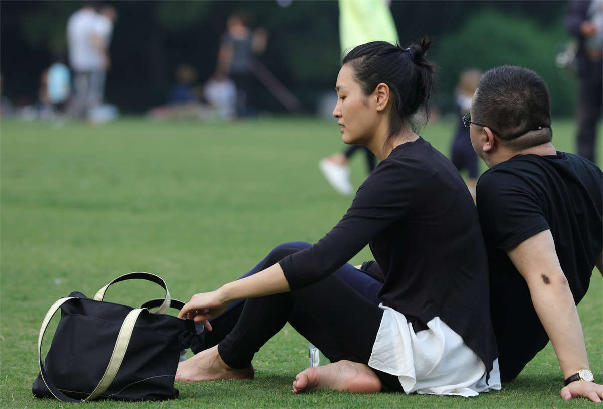 图片[2]-踏青公园街拍系列No.1632 气质女郎露脚，从若隐若现到全面放开-日更街拍