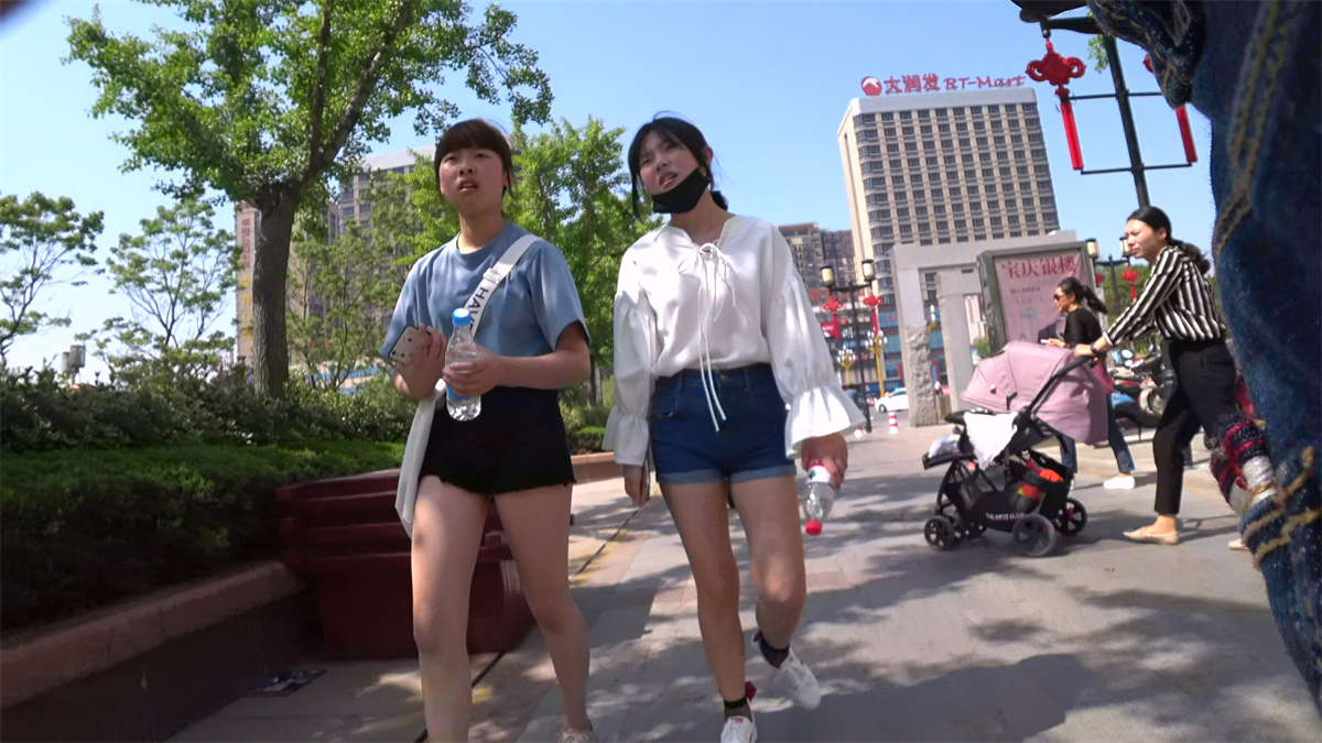 图片[2]-牛仔热裤白衬衫小美女-日更街拍