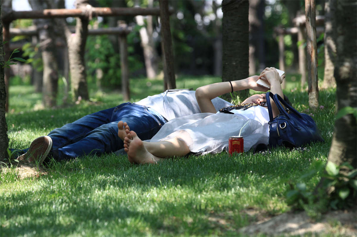 图片[2]-踏青公园街拍系列No.857 少女玉足雪白灵动的特点都表现出来了 第1套-日更街拍