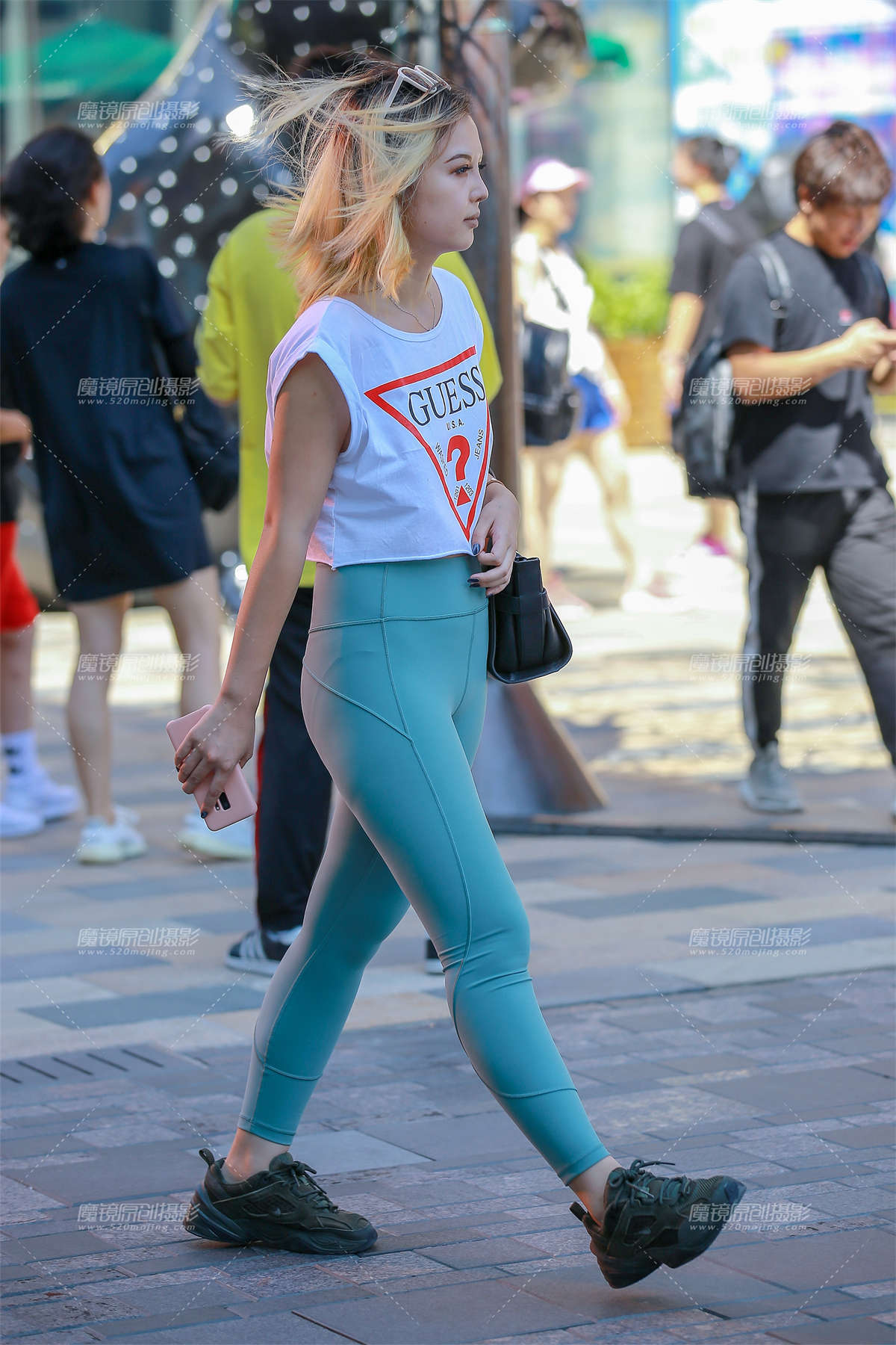 绿色紧身裤美眉-日更街拍