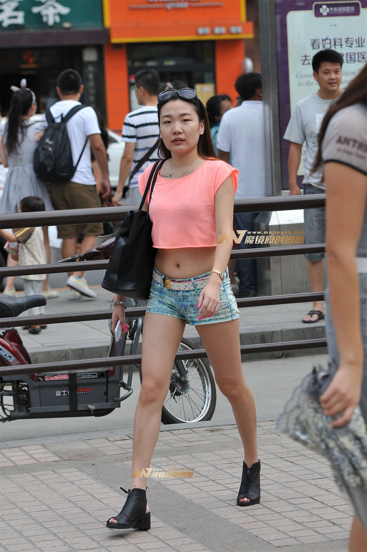 紧致热裤 长腿美女-日更街拍