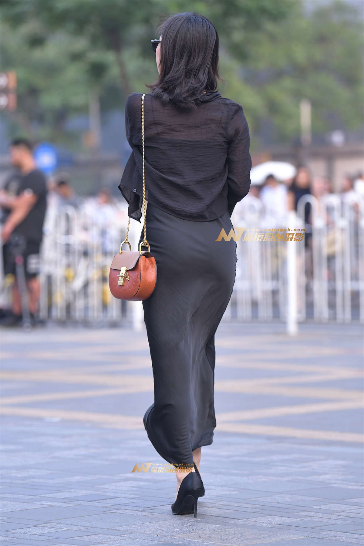 图片[2]-【红石赛帖】高雅黑裙性感少妇-日更街拍