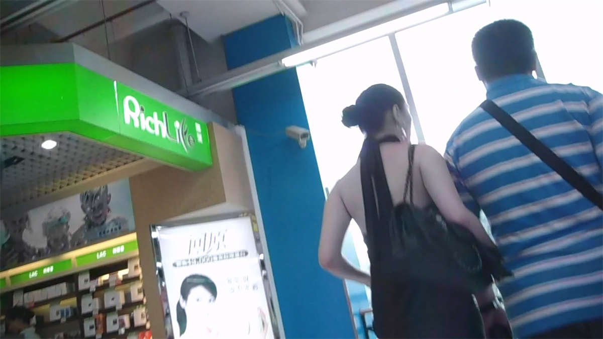 图片[2]-小短裙挡不住的丰满翘臀-日更街拍