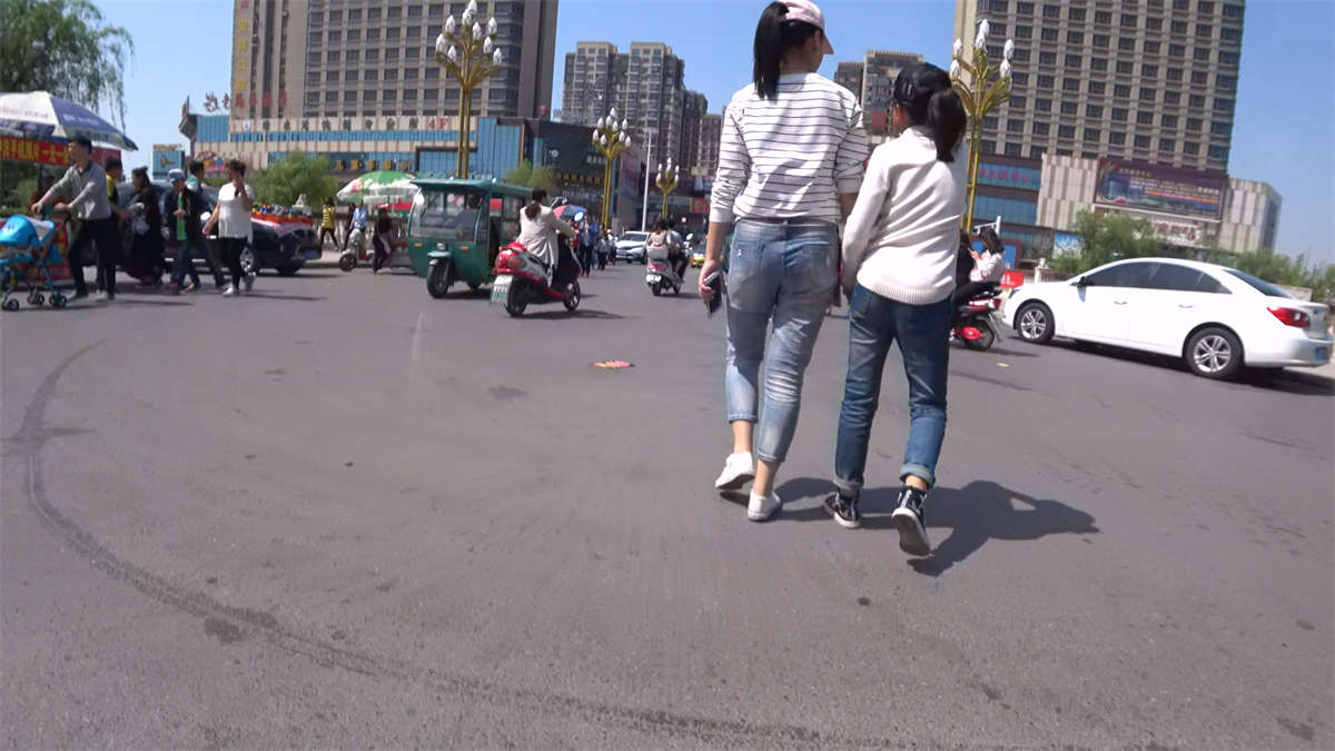 条纹T恤衫牛仔裤鸭舌帽极品少妇-日更街拍