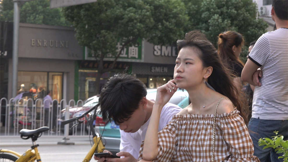 白嫩美足凉高跟美腿小姐姐-日更街拍
