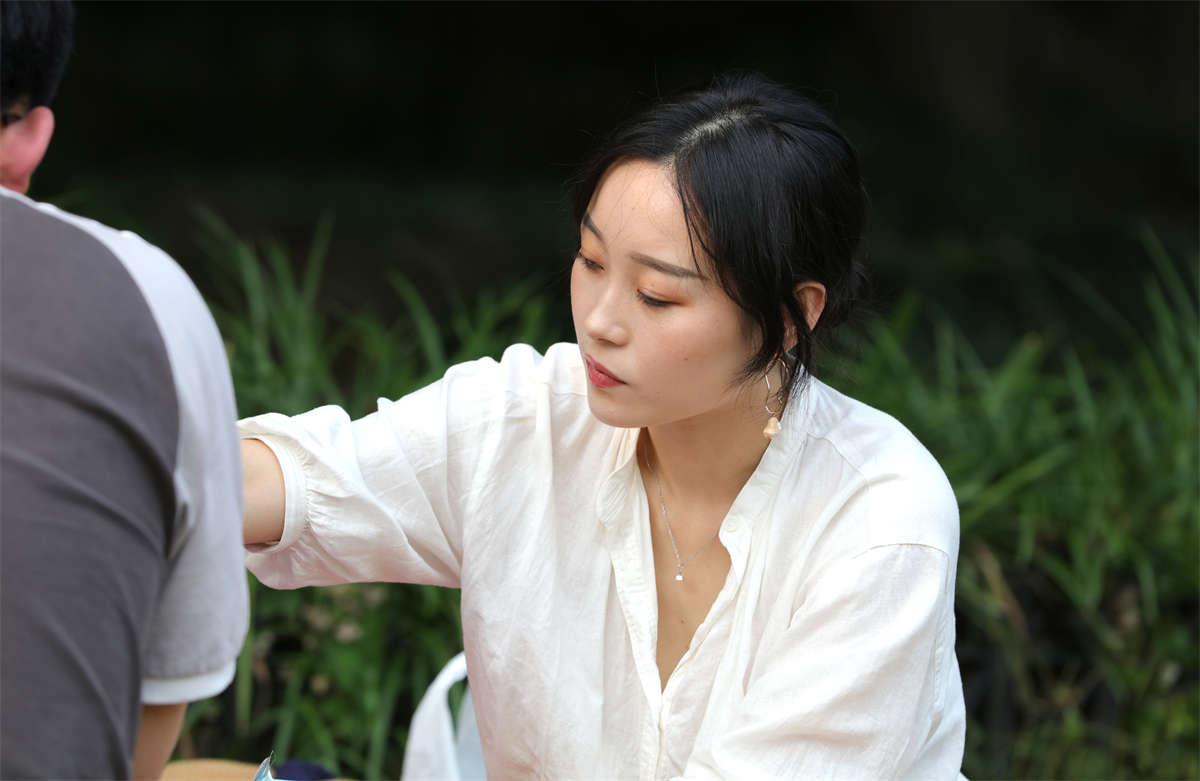 图片[2]-踏青公园街拍系列No.1633 清秀俊俏的妹子，纯天然少女素足娇嫩无比-日更街拍