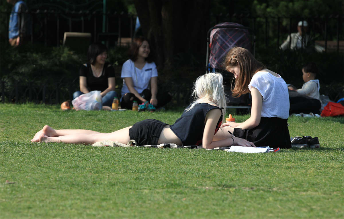 图片[2]-踏青公园街拍系列No.858 每逢假日，少不了一流品质的金发美女来助兴 第2套-日更街拍