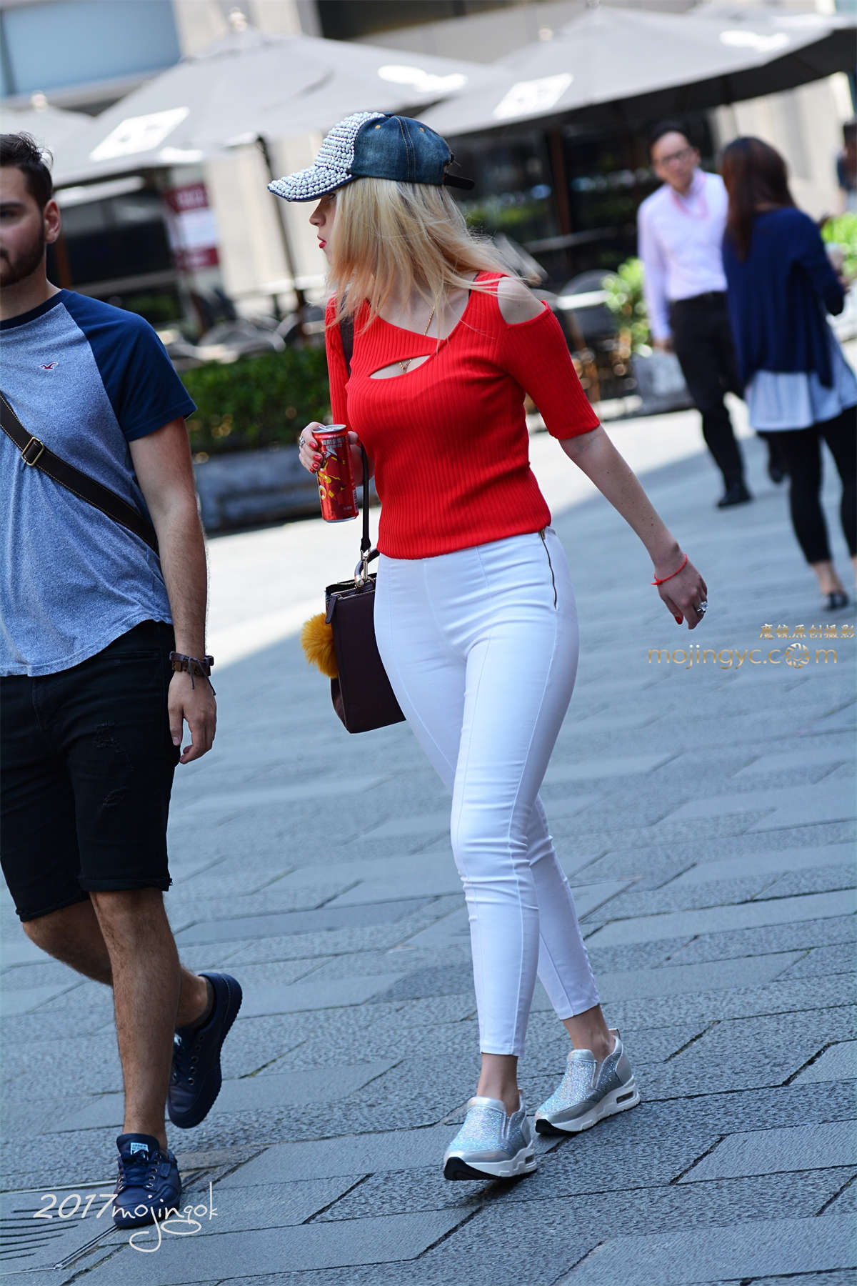 咔喳赛帖-金发白裤-日更街拍