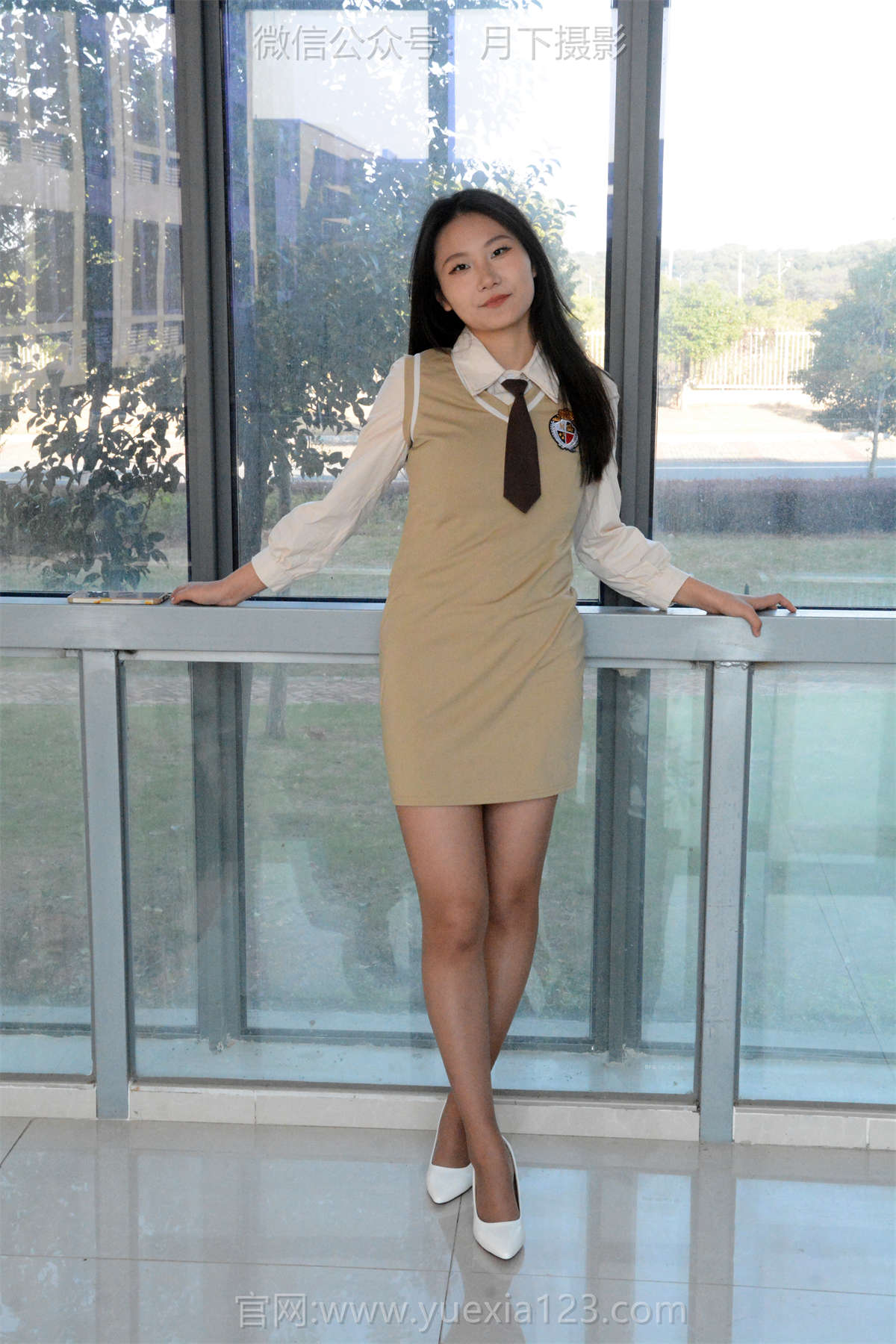 月下摄影 NO.003 茜茜&恰恰 浅咖连衣裙 超级喜欢这套服装，就是领带小了一点！-日更街拍
