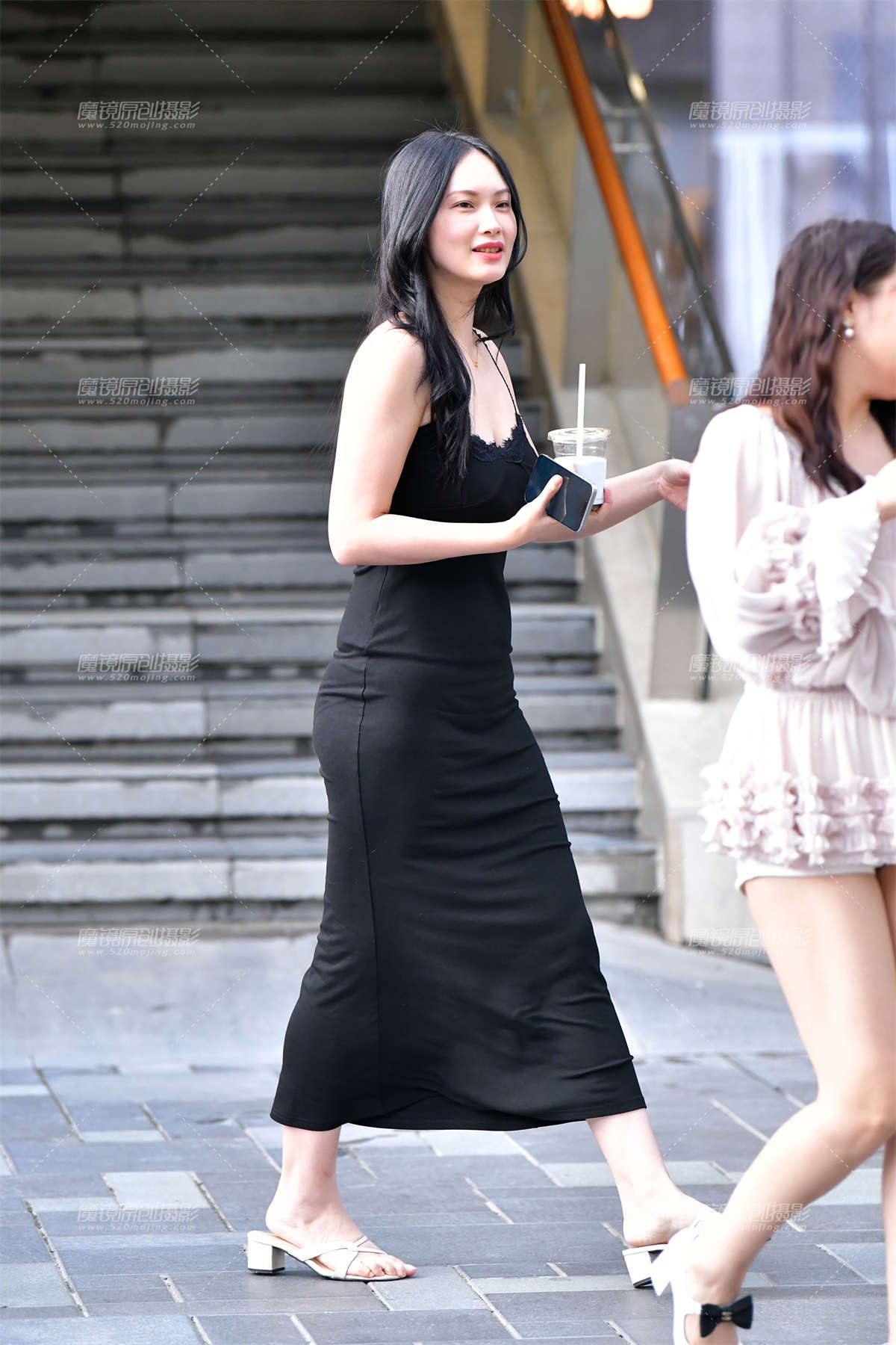 ★吊带黑裙美女-日更街拍