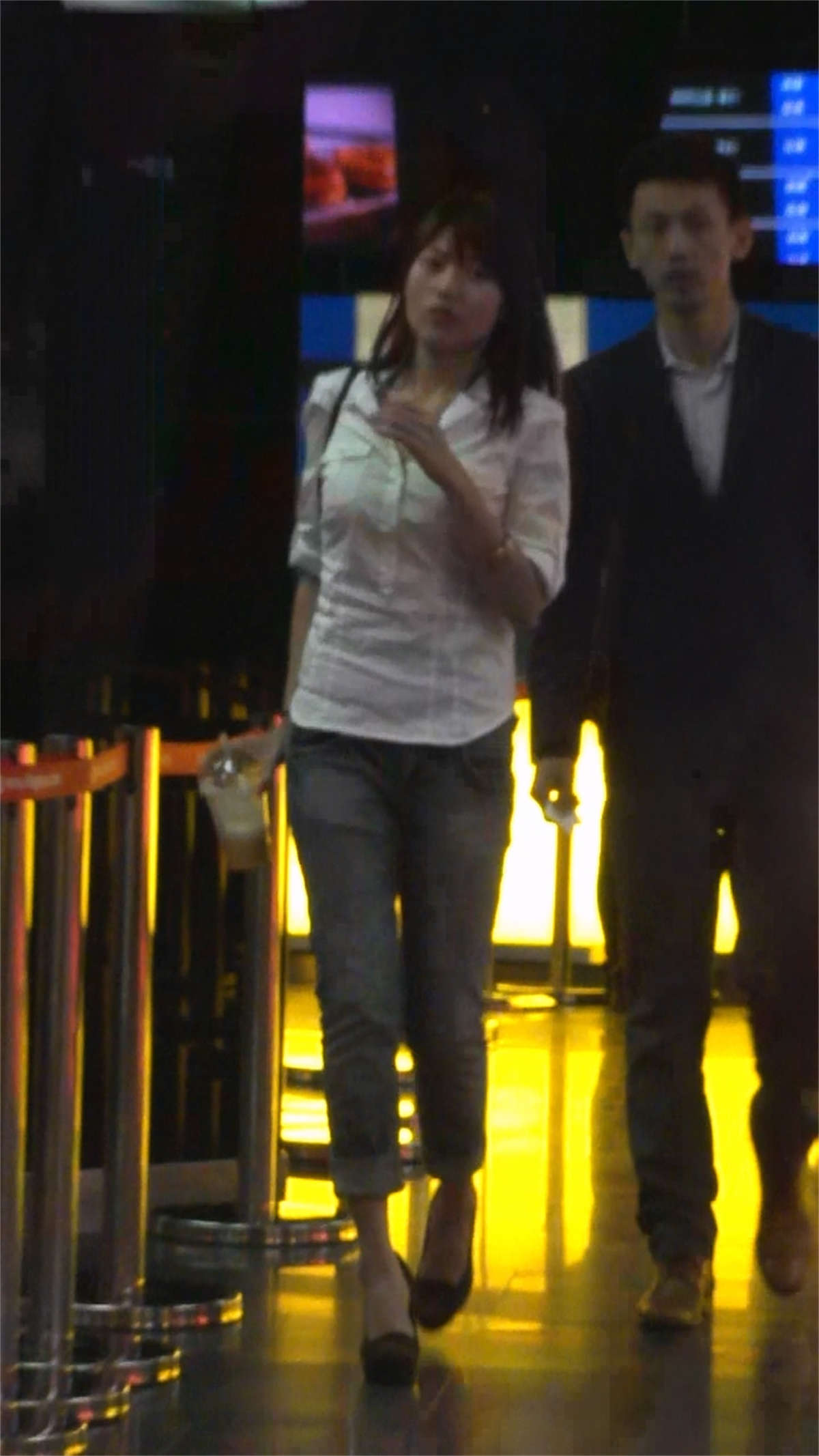 图片[2]-性感、紧身、翘臀牛仔裤美女-日更街拍