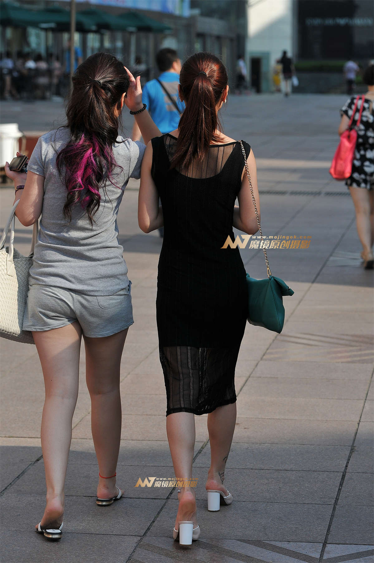 图片[2]-黑裙美胸少妇-日更街拍