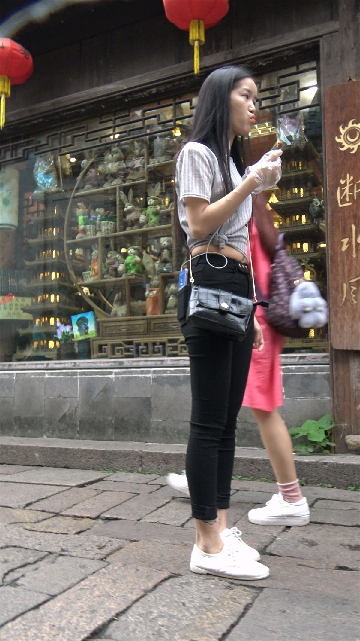 小蛮腰紧身黑裤清纯美女-日更街拍