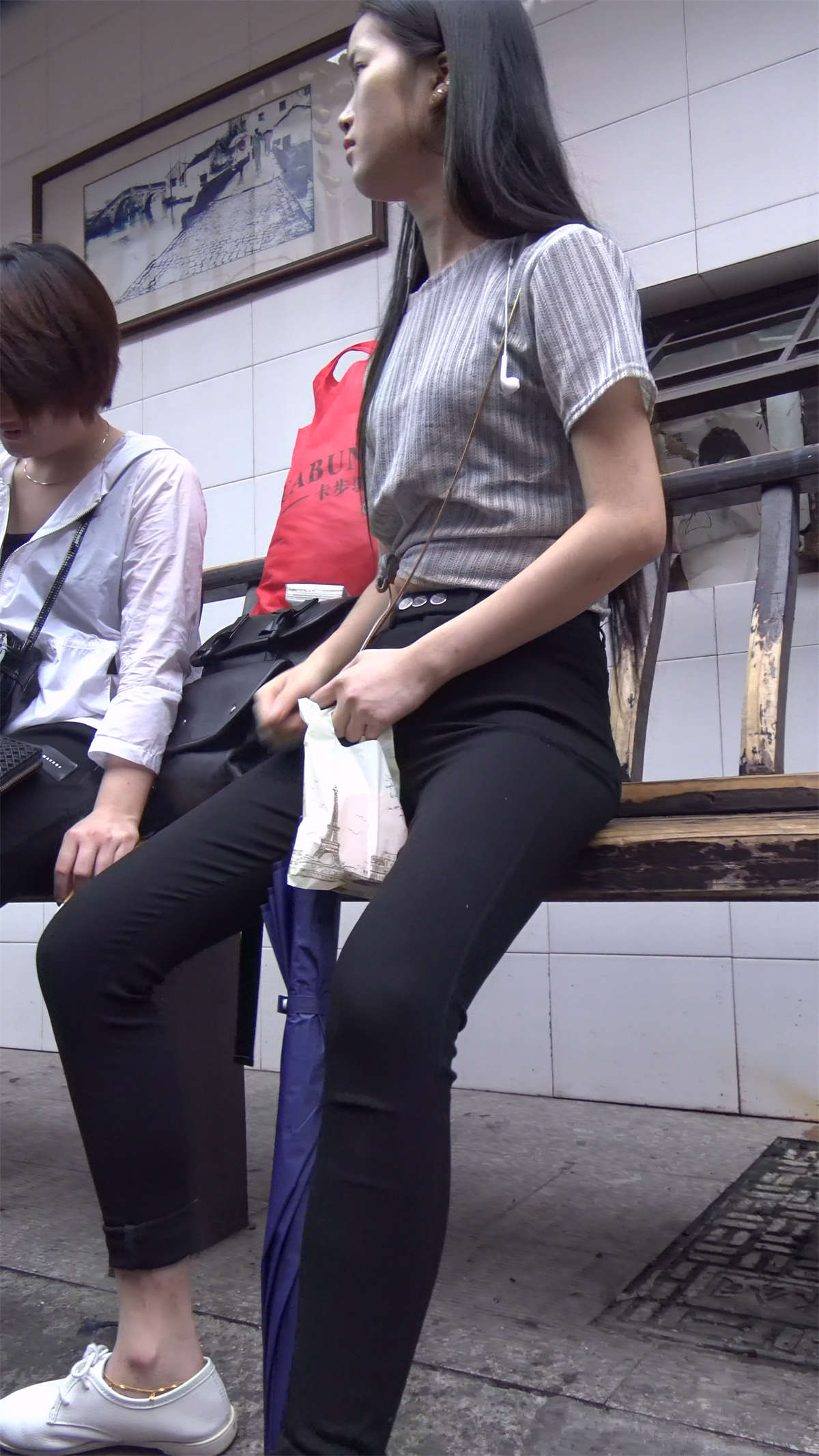 图片[2]-小蛮腰紧身黑裤清纯美女-日更街拍
