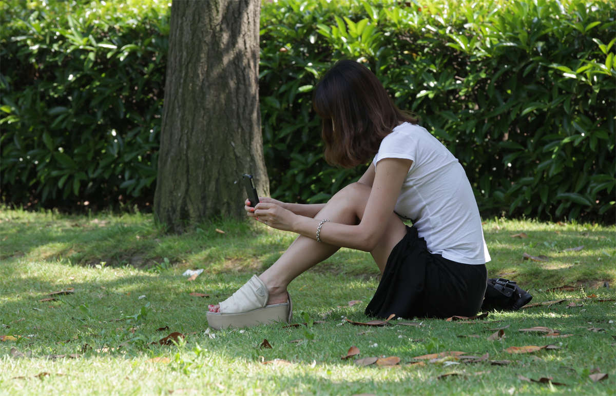 图片[2]-踏青公园街拍系列No.408 离美脚露出真的只差一步-日更街拍