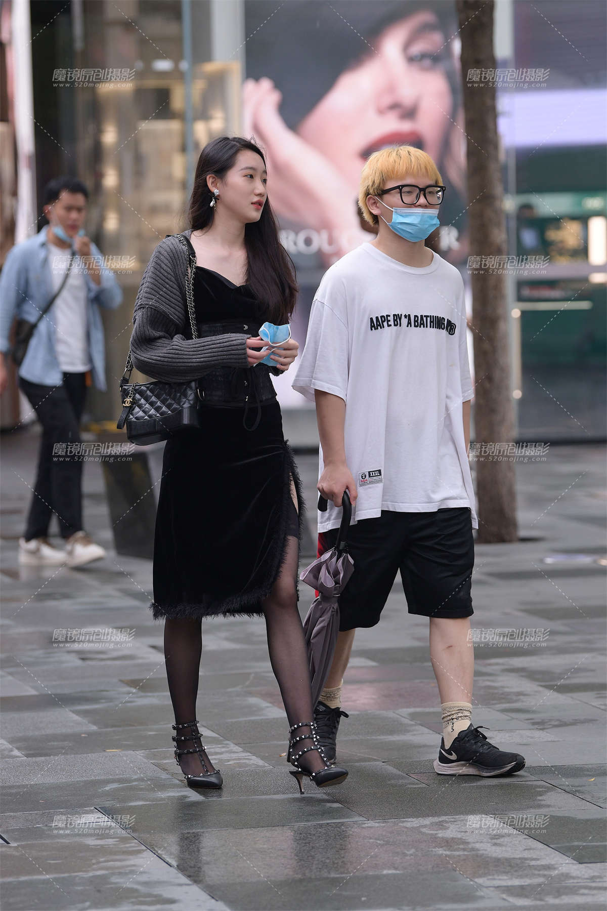 细雨下的黑丝高跟小姐姐-日更街拍