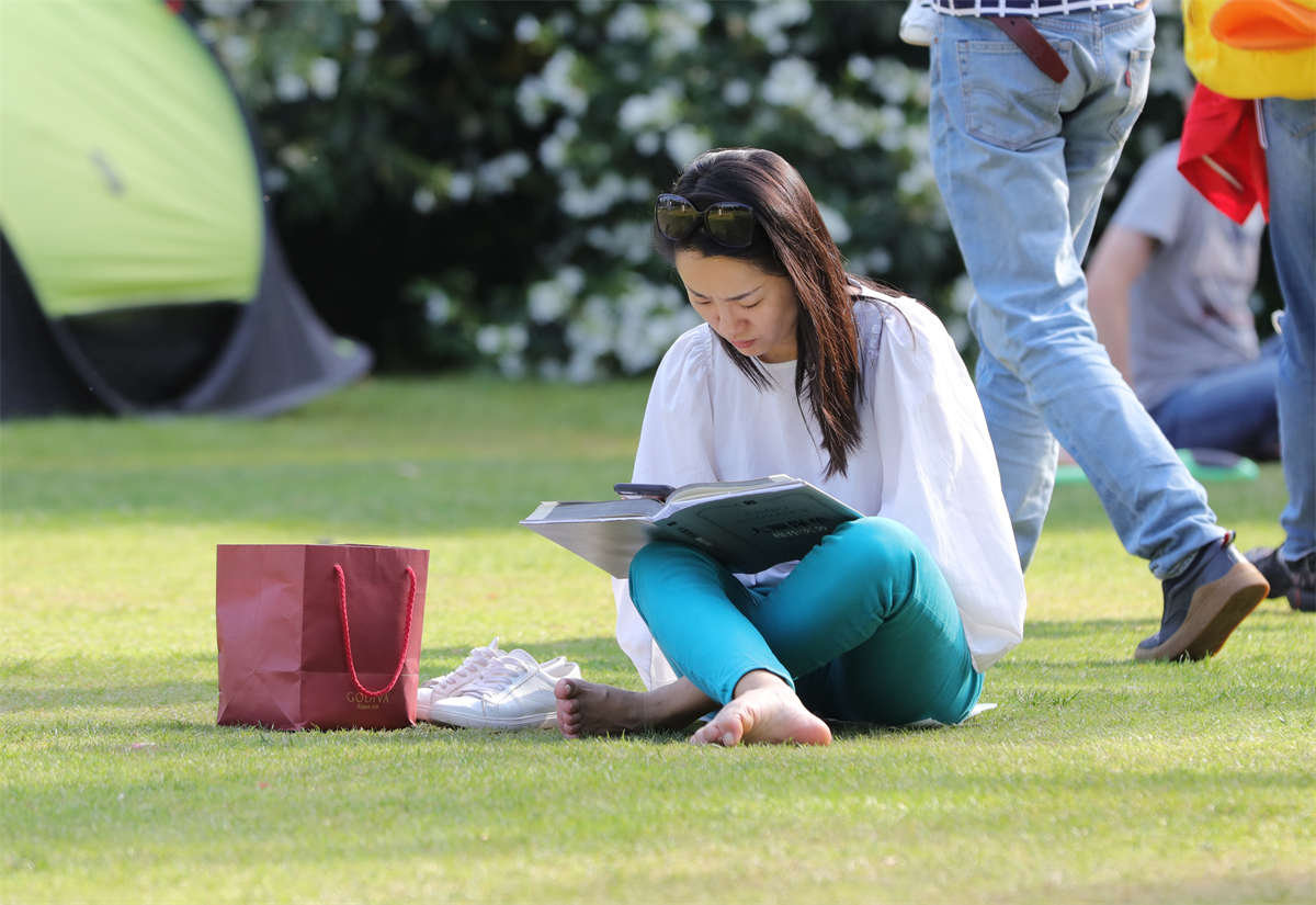 图片[2]-踏青公园街拍系列No.1634 清纯冷艳的美女，脱了鞋也一样散发高贵的气质-日更街拍