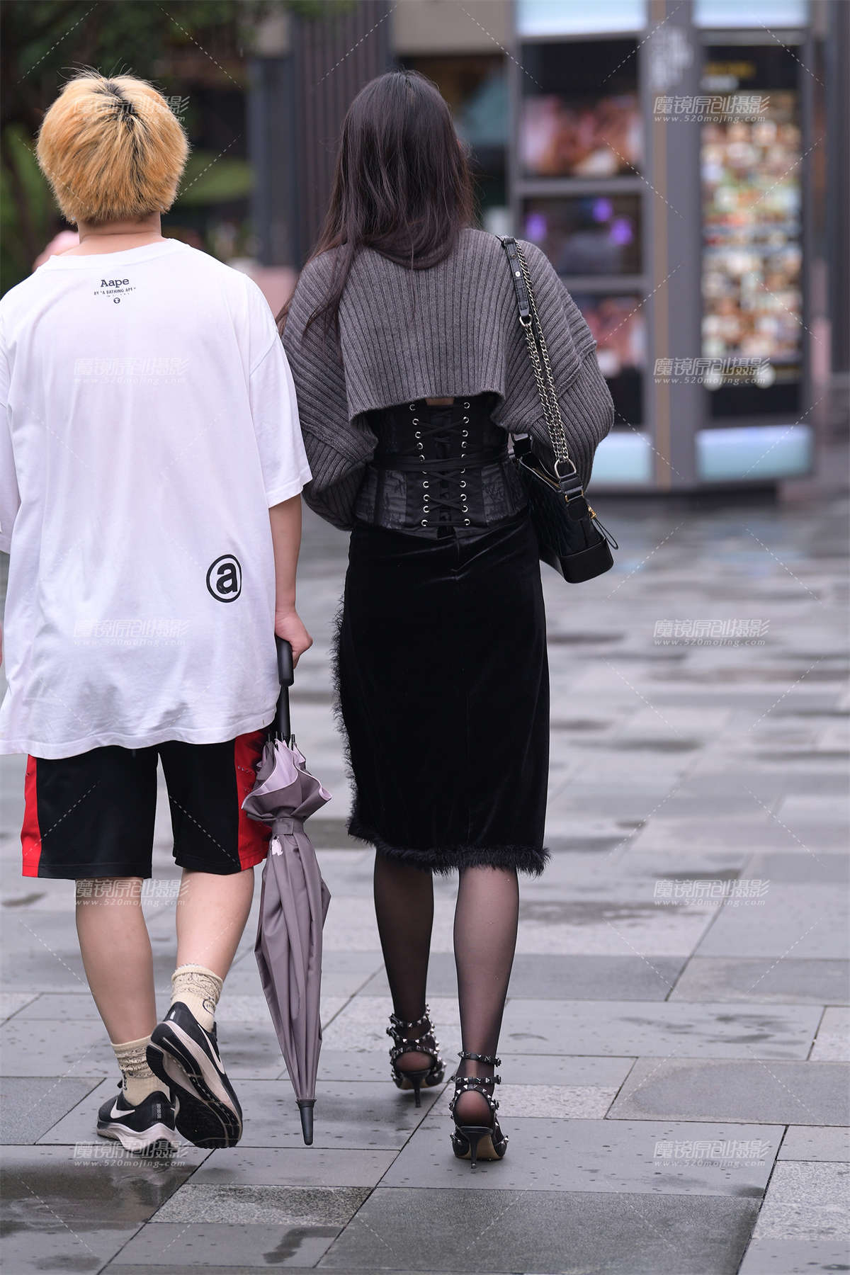 图片[2]-细雨下的黑丝高跟小姐姐-日更街拍