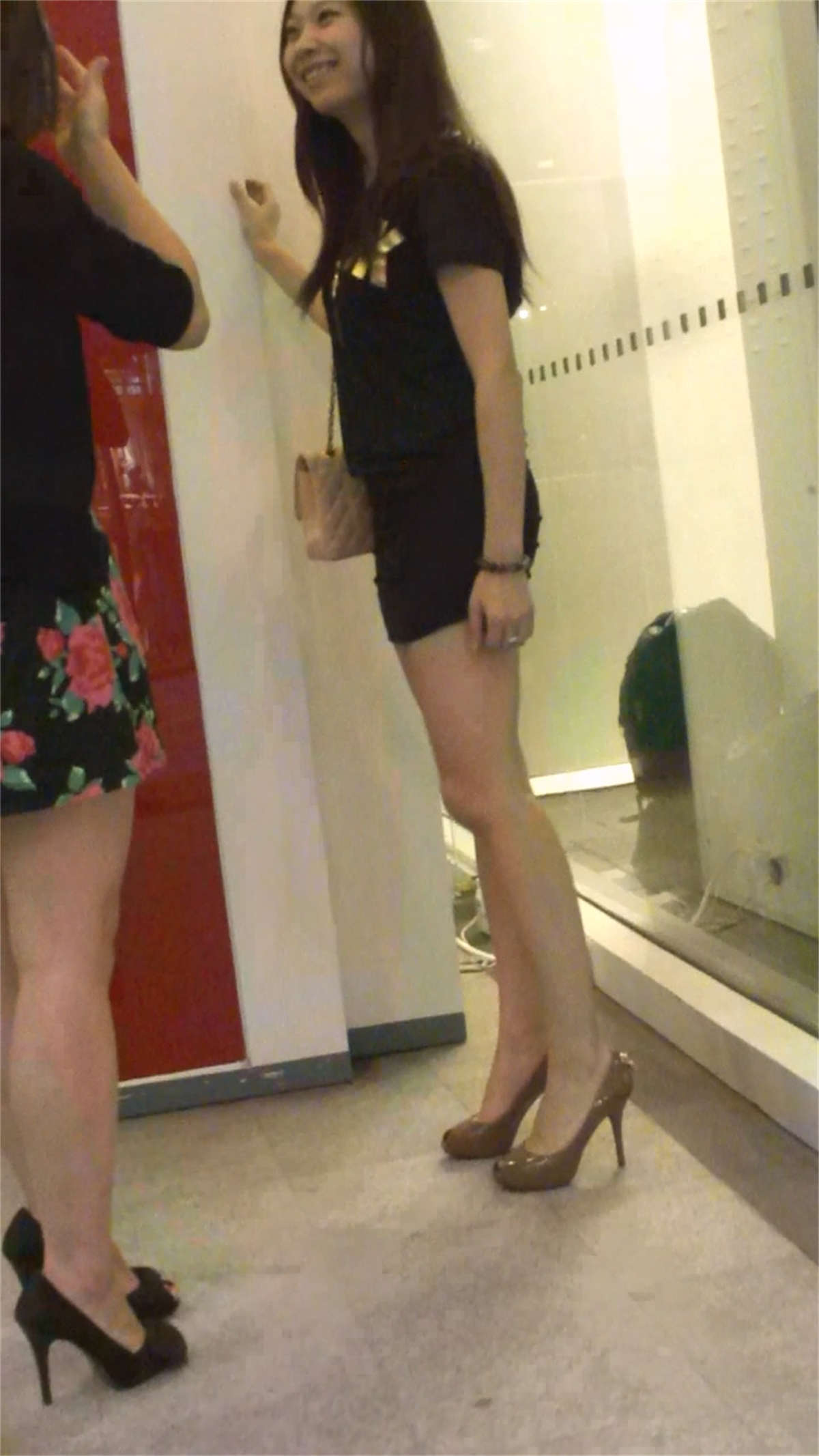 性感包臀短裙美女，美腿很美-日更街拍