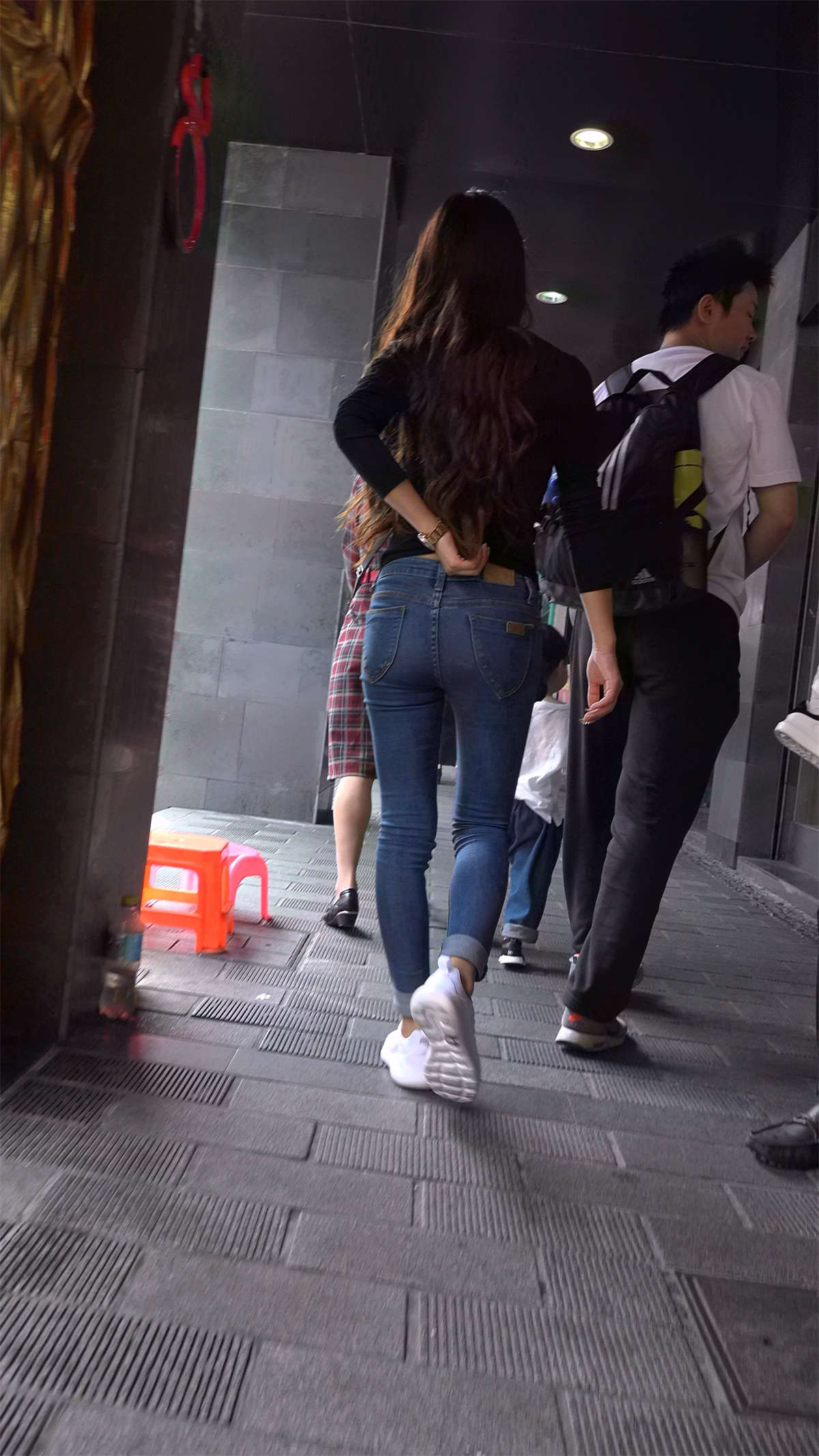 极品紧绷蓝色牛仔裤漂亮美女-日更街拍