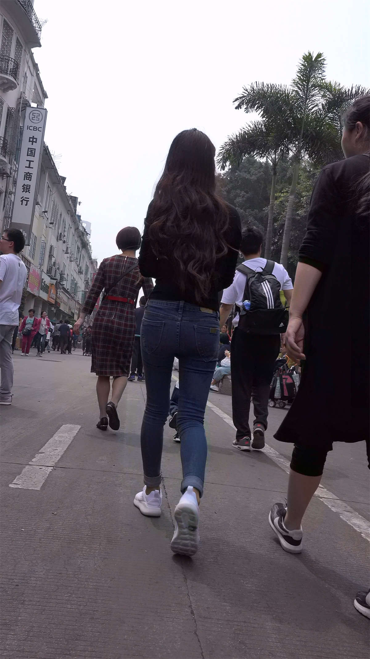 图片[2]-极品紧绷蓝色牛仔裤漂亮美女-日更街拍