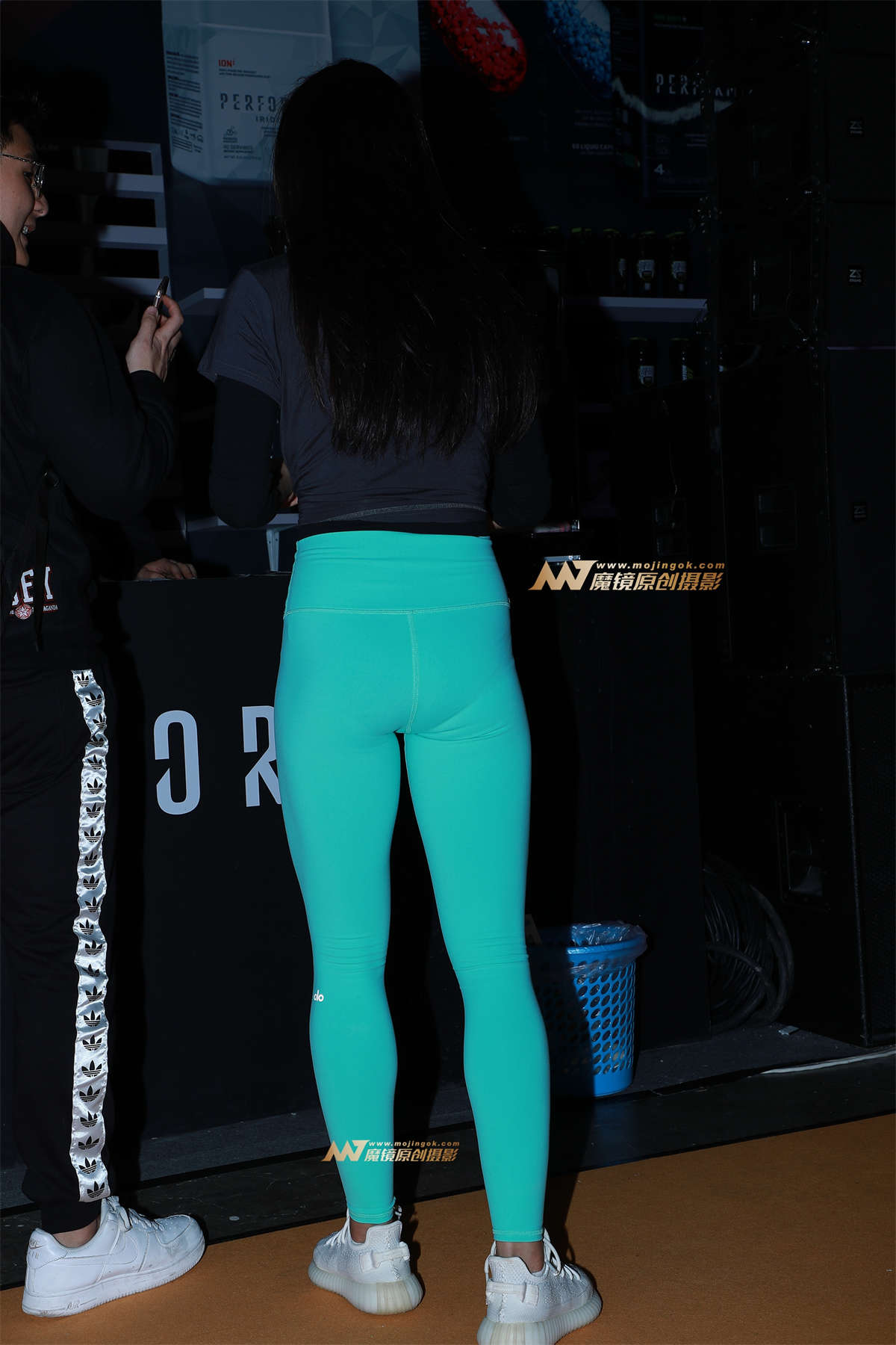 图片[2]-【街拍之魂赛帖】B34、敬业女主持-日更街拍