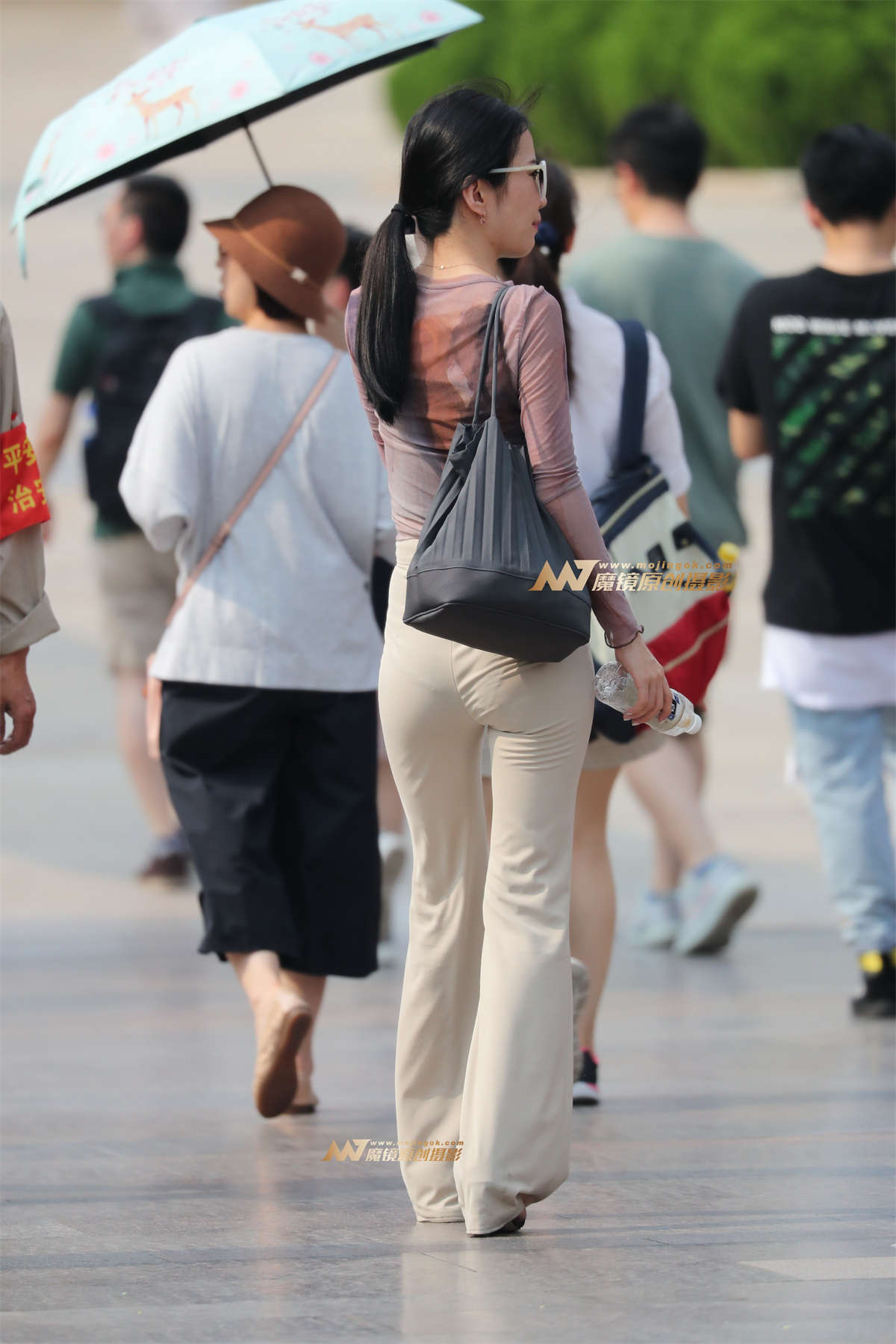 【兰青赛帖】难得碰到的紧身薄裤少妇-日更街拍